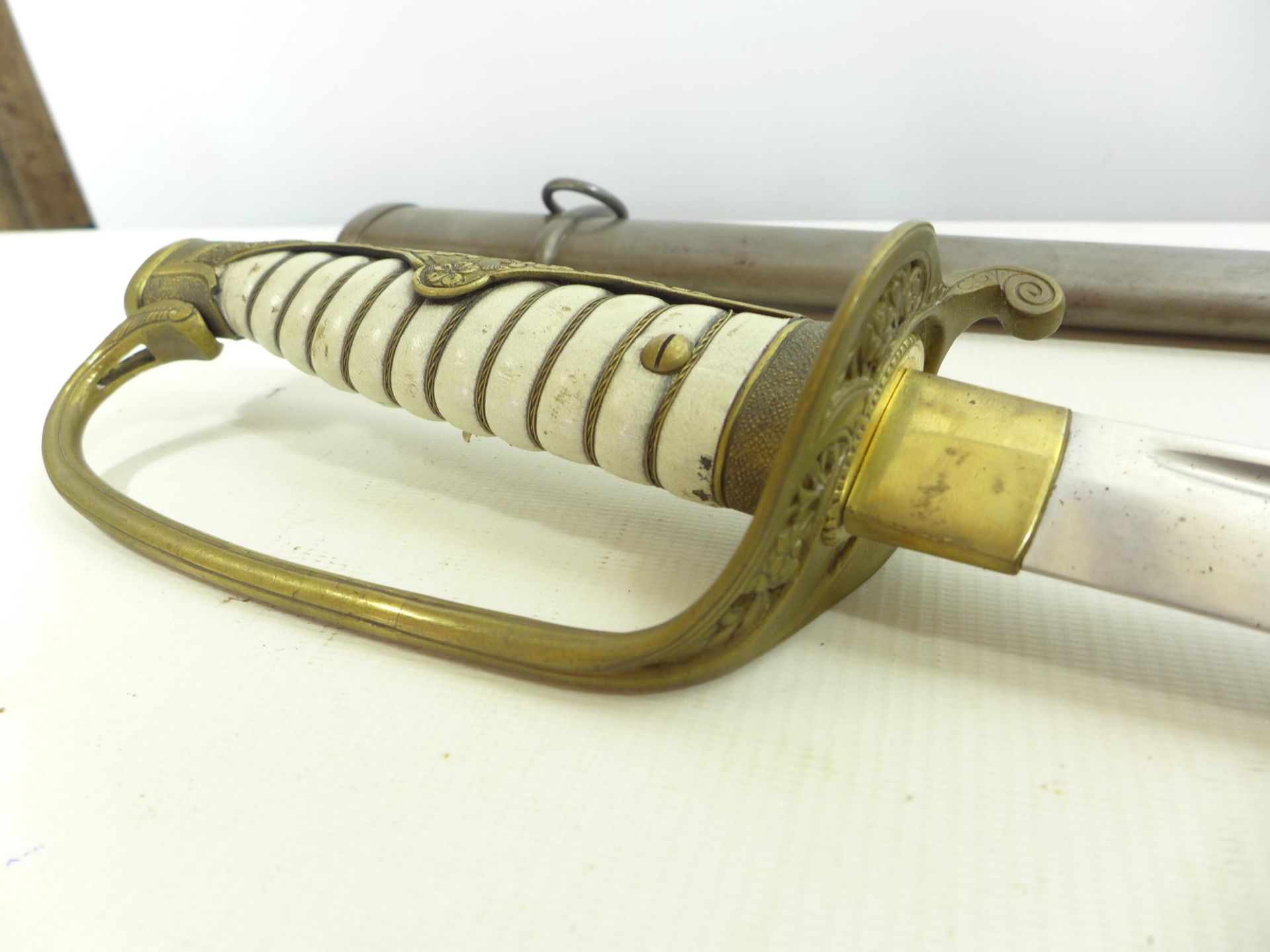 A JAPANESE CAVALRY OFFICERS SWORD AND SCABBARD, 64CM BLADE, PIERCED BRASS GUARD - Image 4 of 10