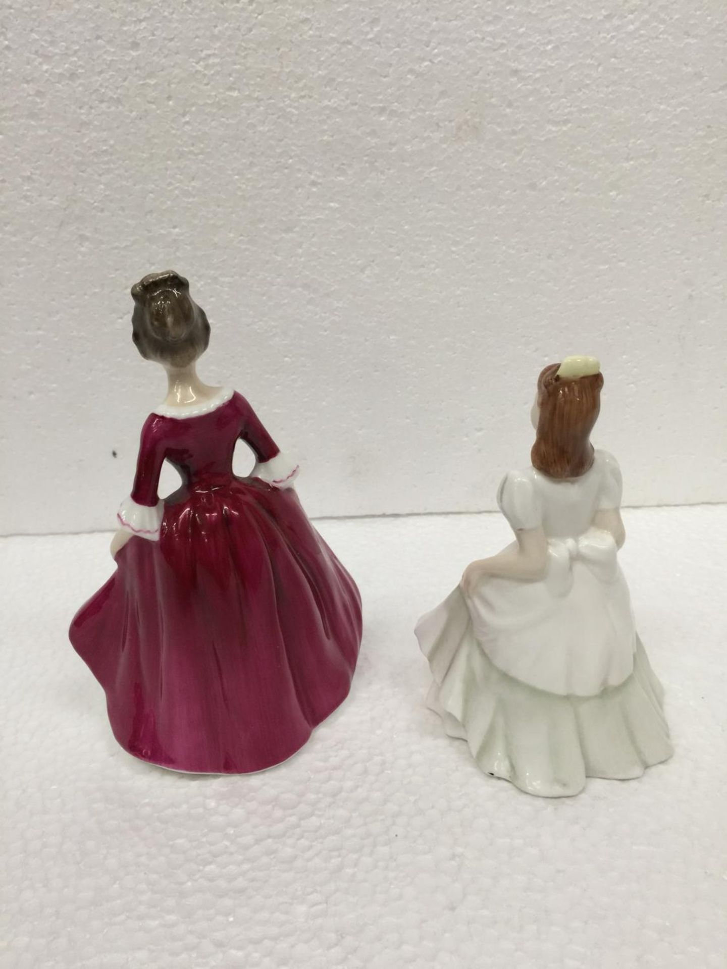 A ROYAL DOULTON SMALL FIGURINE "KERRY" 13 CM TOGETHER WITH A FURTHER FINE BONE CHINA FIGURINE "CARA" - Image 3 of 5