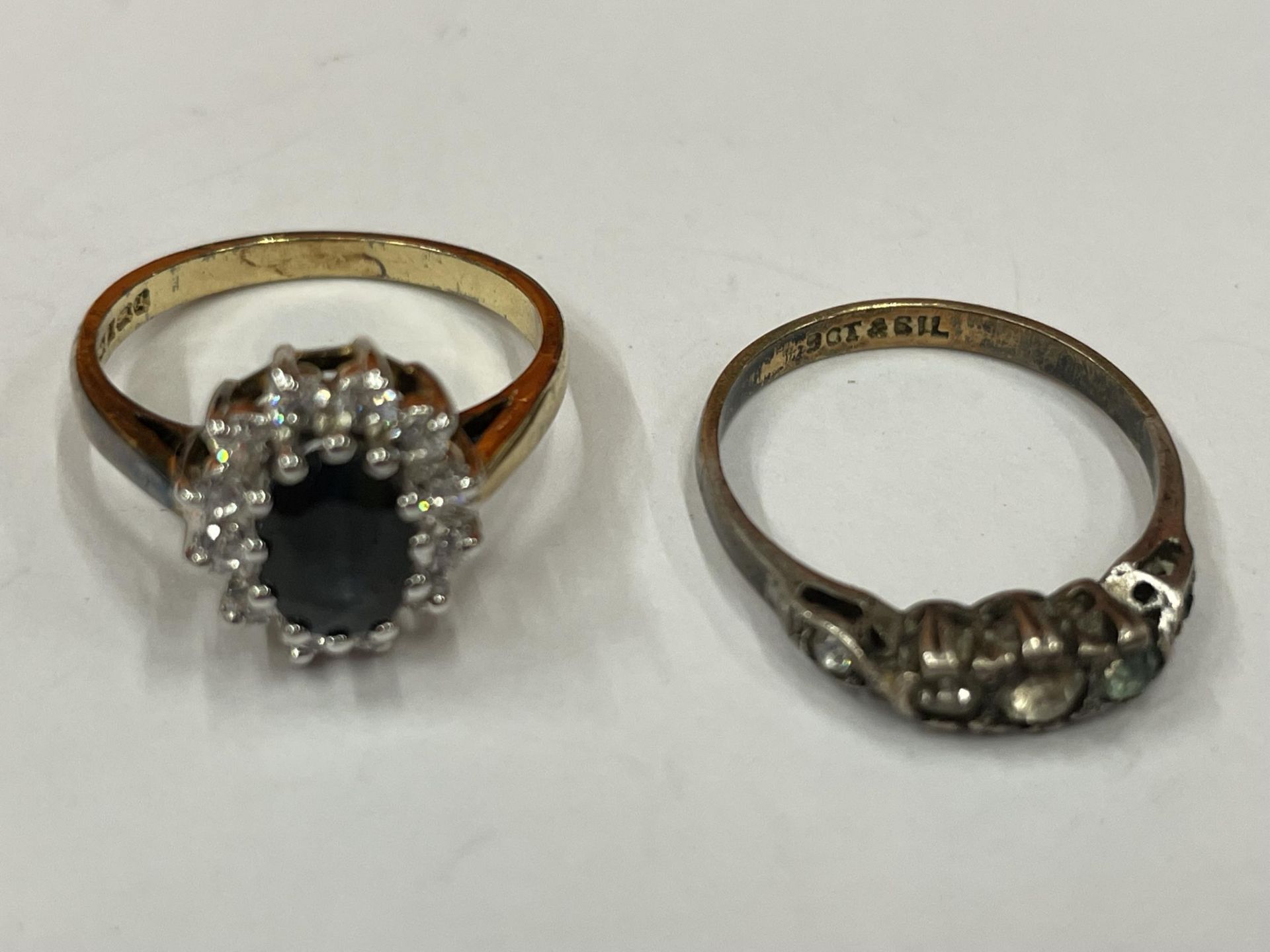 A QUANTITY OF SILVER ITEMS TO INCLUDE A PAIR OF EARRINGS, A BROOCH AND FOUR RINGS - Image 6 of 7