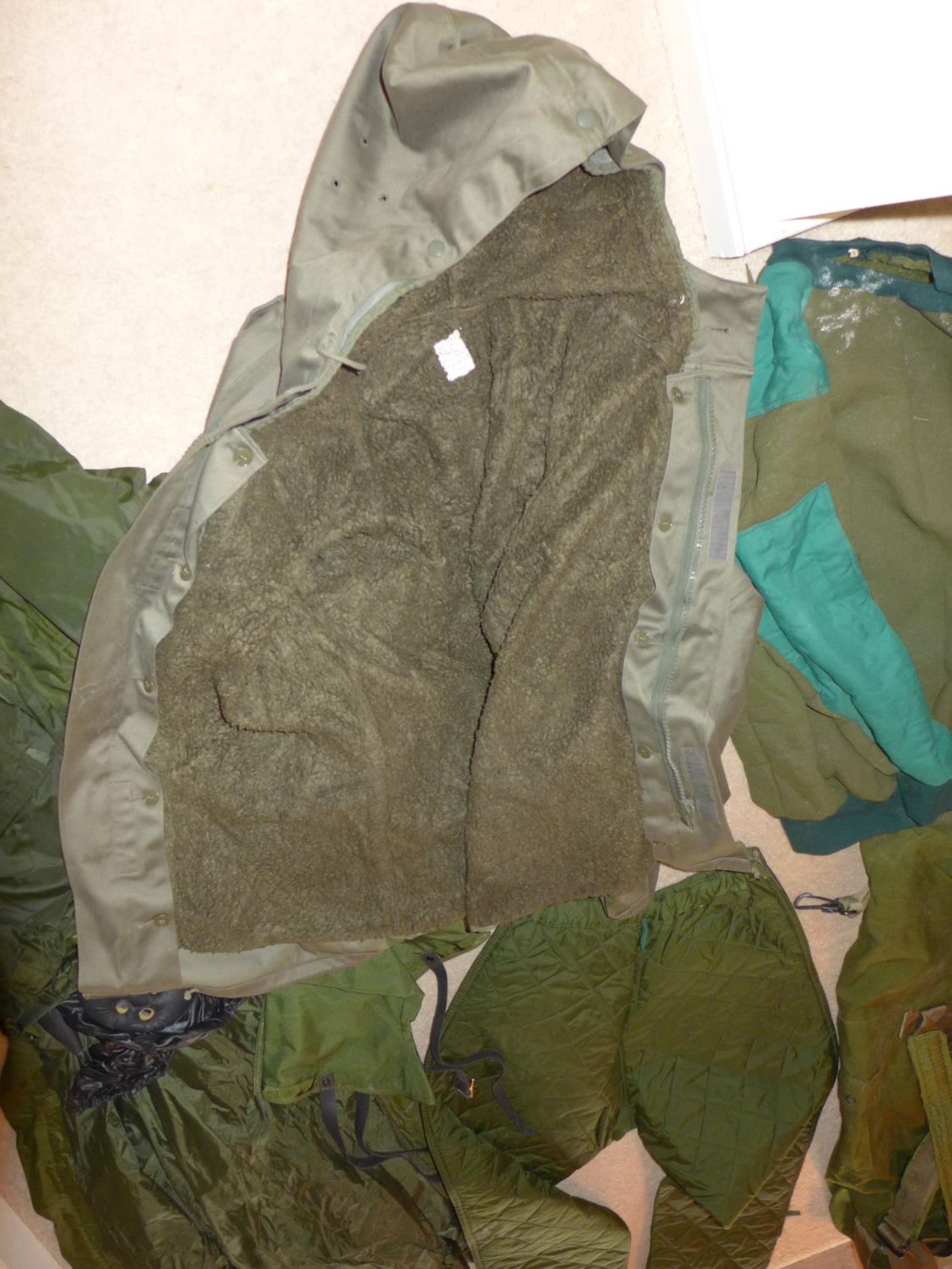 A LARGE COLLECTION OF MILITARY/SHOOTING/FISHING CLOTHING TO INCLUDE WATERPROOF JACKET, TROUSERS, - Image 2 of 5