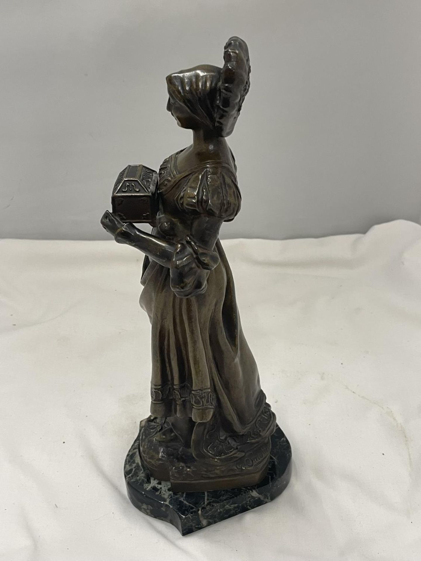 A BRONZED STATUE OF A LADY ON A MARBLE BASE HEIGHT 30CM - Bild 3 aus 4