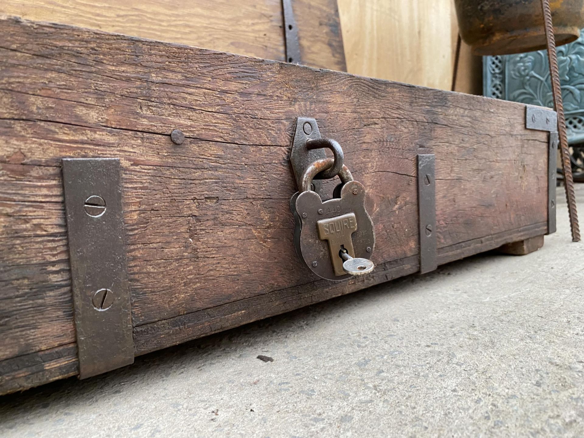 A VINTAGE WOODEN JOINERS CHEST WITH SECTIONAL STORAGE AND AN ASSORTMENT OF TOOLS TO INCLUDE - Image 4 of 12