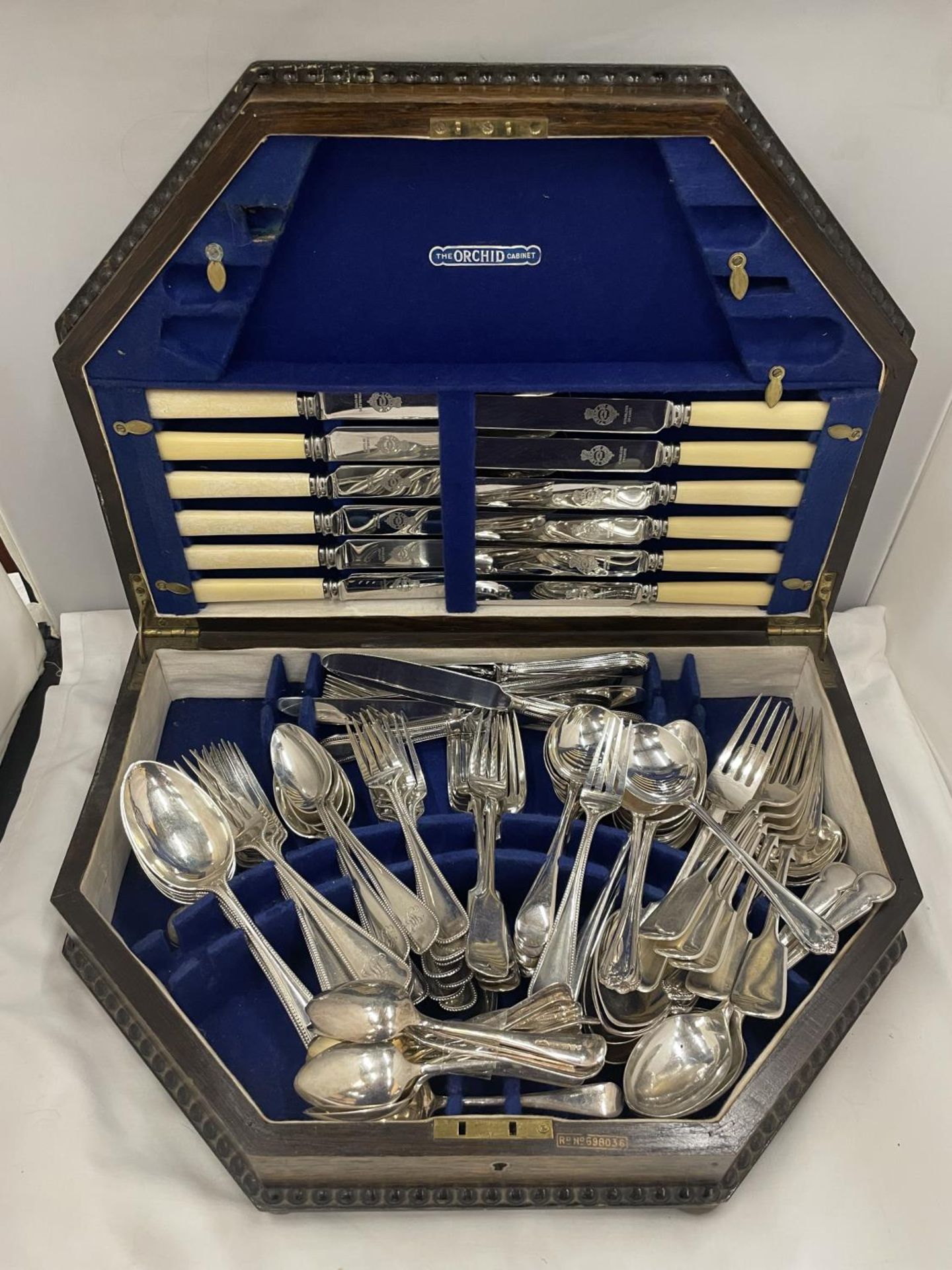 AN OAK CANTEEN CONTAINING A LARGE QUANTITY OF FLATWARE