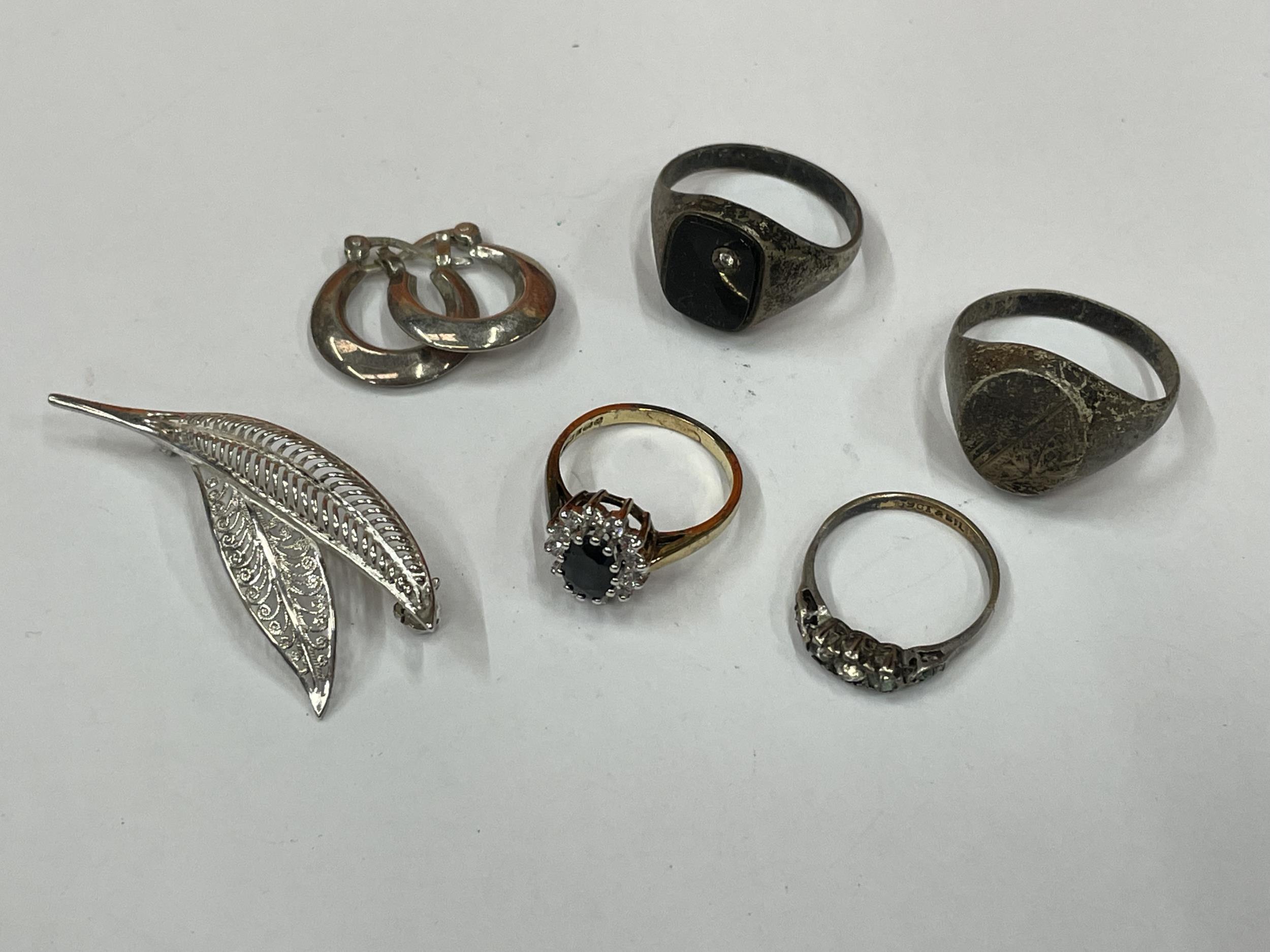 A QUANTITY OF SILVER ITEMS TO INCLUDE A PAIR OF EARRINGS, A BROOCH AND FOUR RINGS