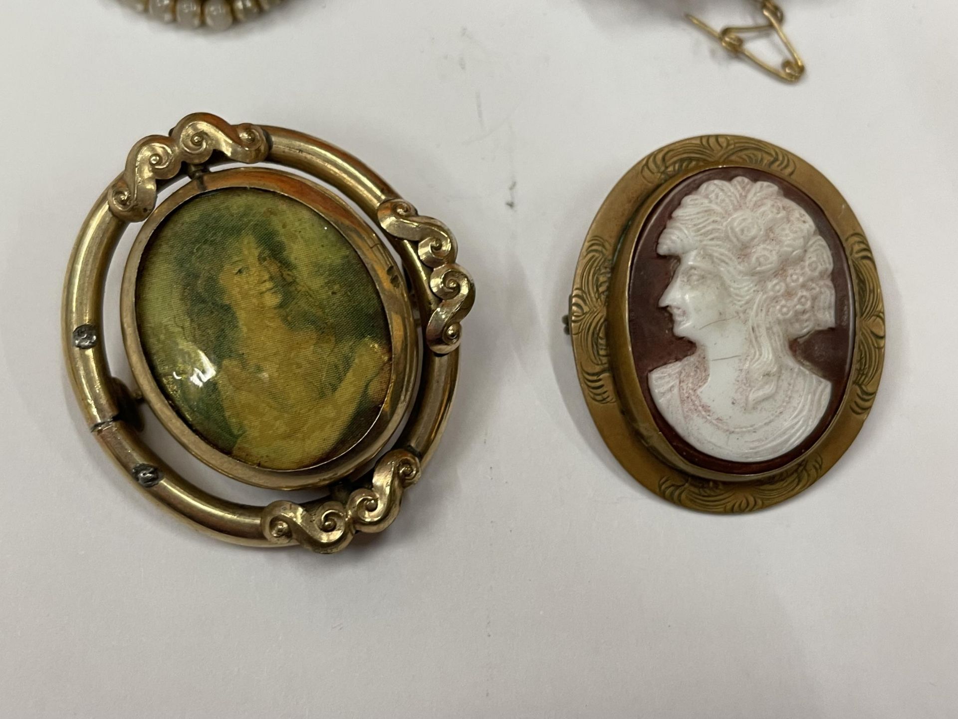 FOUR BROOCHES TO INCLUDE CAMEOS - Image 3 of 5