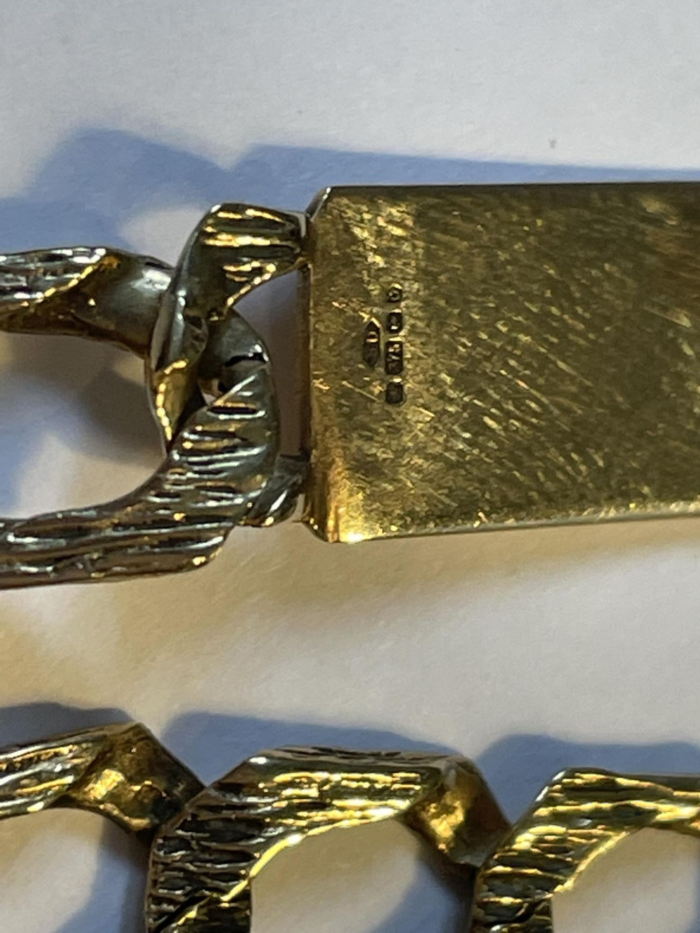 A 9 CARAT GOLD IDENTITY BRACELET MARKED 375 GROSS WEIGHT 12 GRAMS - Image 3 of 3