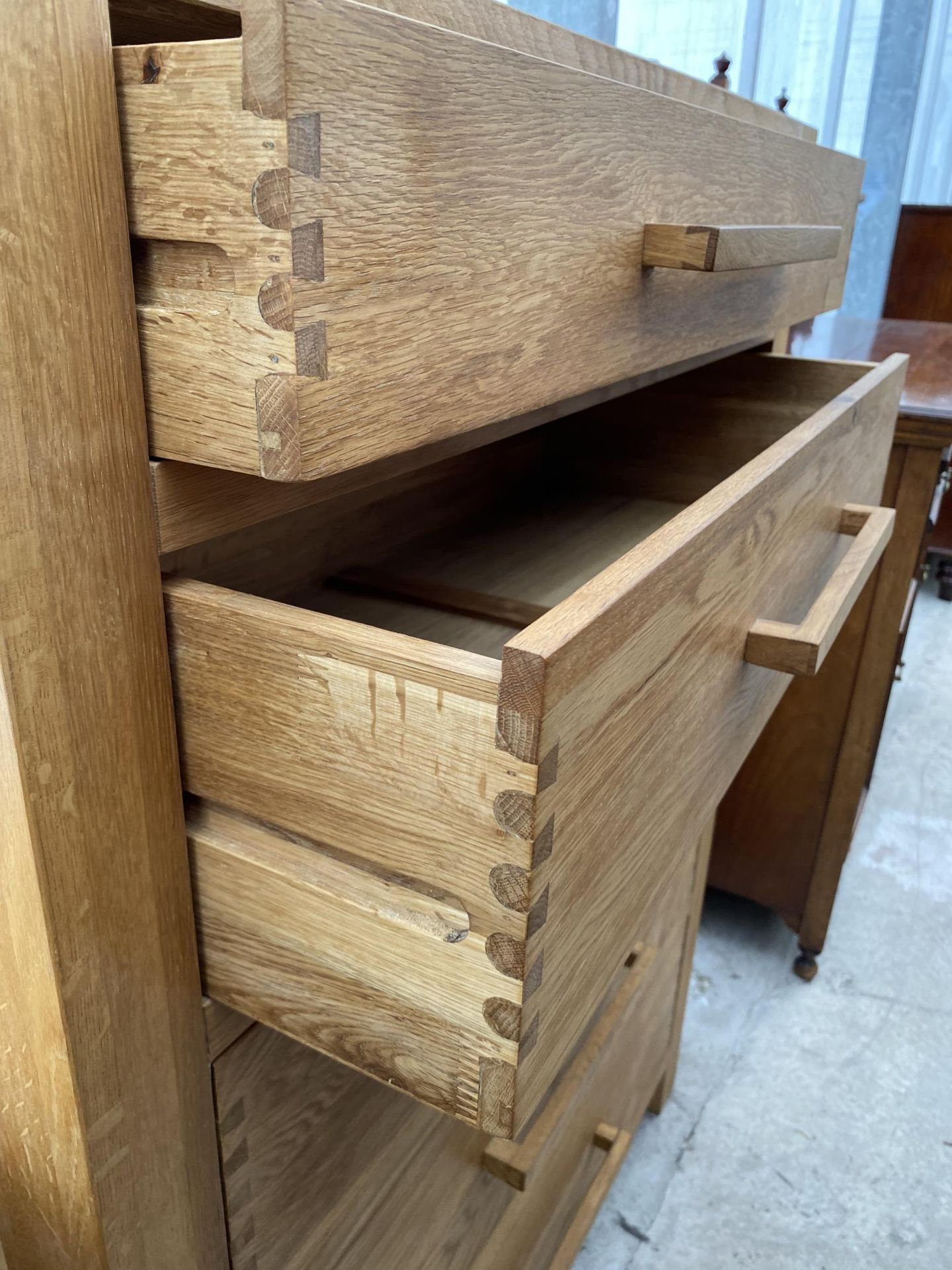 A MODERN OAK CHEST OF FIVE DRAWERS 35.5" WIDE - Image 4 of 5