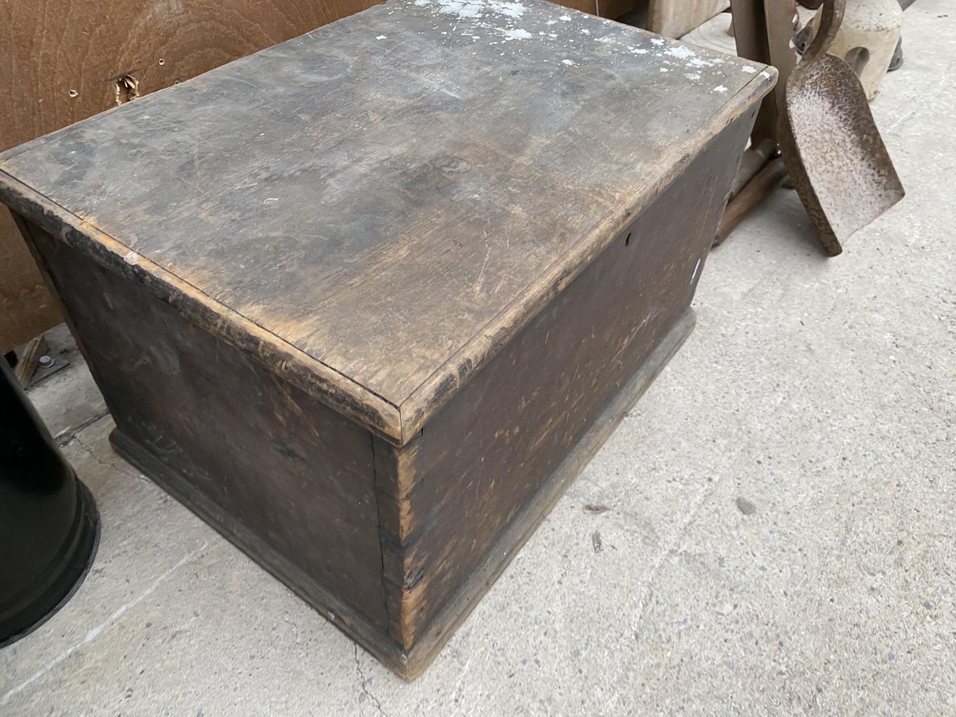 A VINTAGE WOODEN JOINERS CHEST AND A TWO RUNG WOODEN LADDER - Image 3 of 3