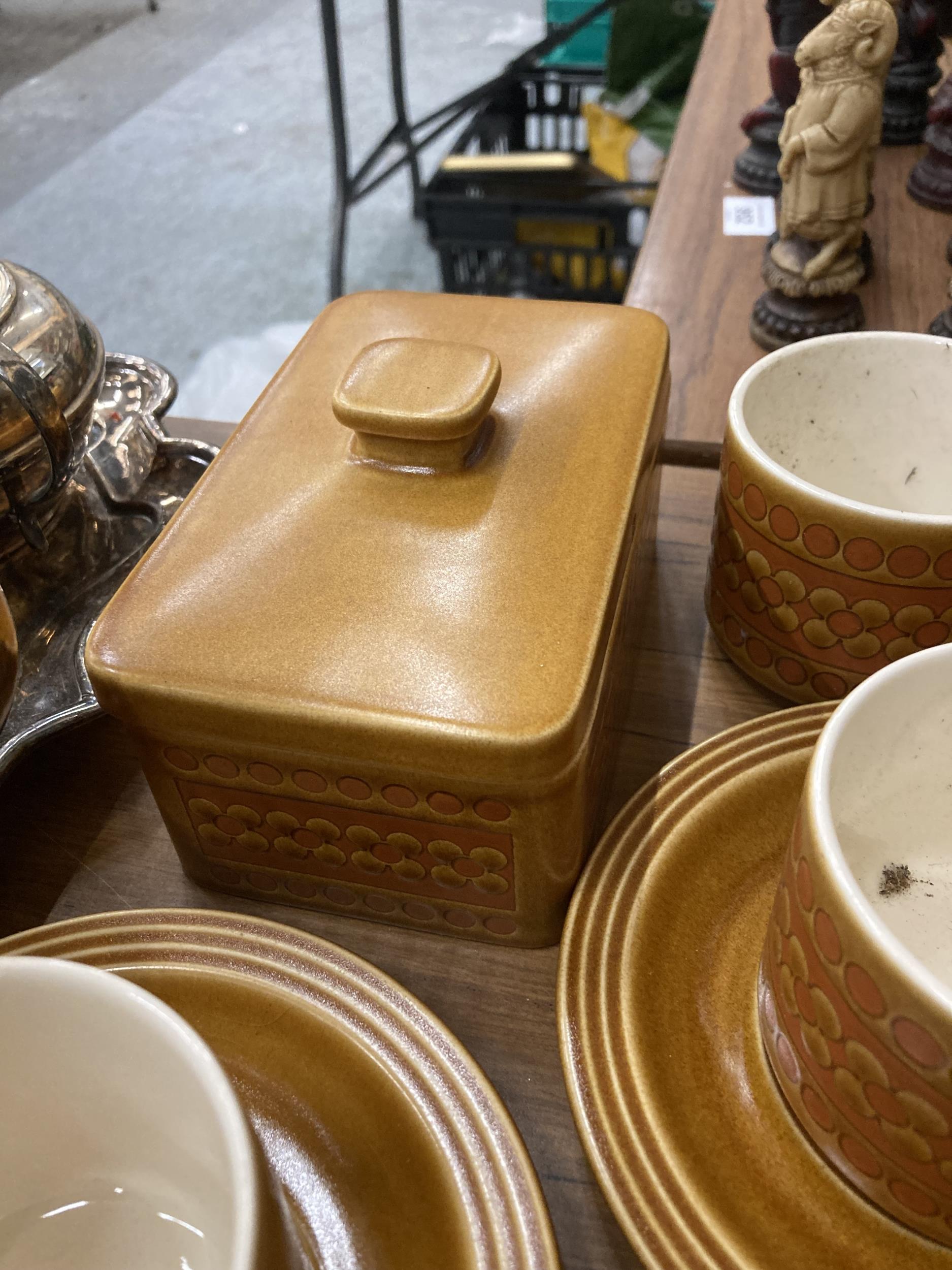 A HORNSEA POTTERY 'SAFFRON' COFFEE SET TO INCLUDE A COFFEE POT, CREAM JUG, SUGAR BOWL, BUTTER DISH - Image 4 of 6