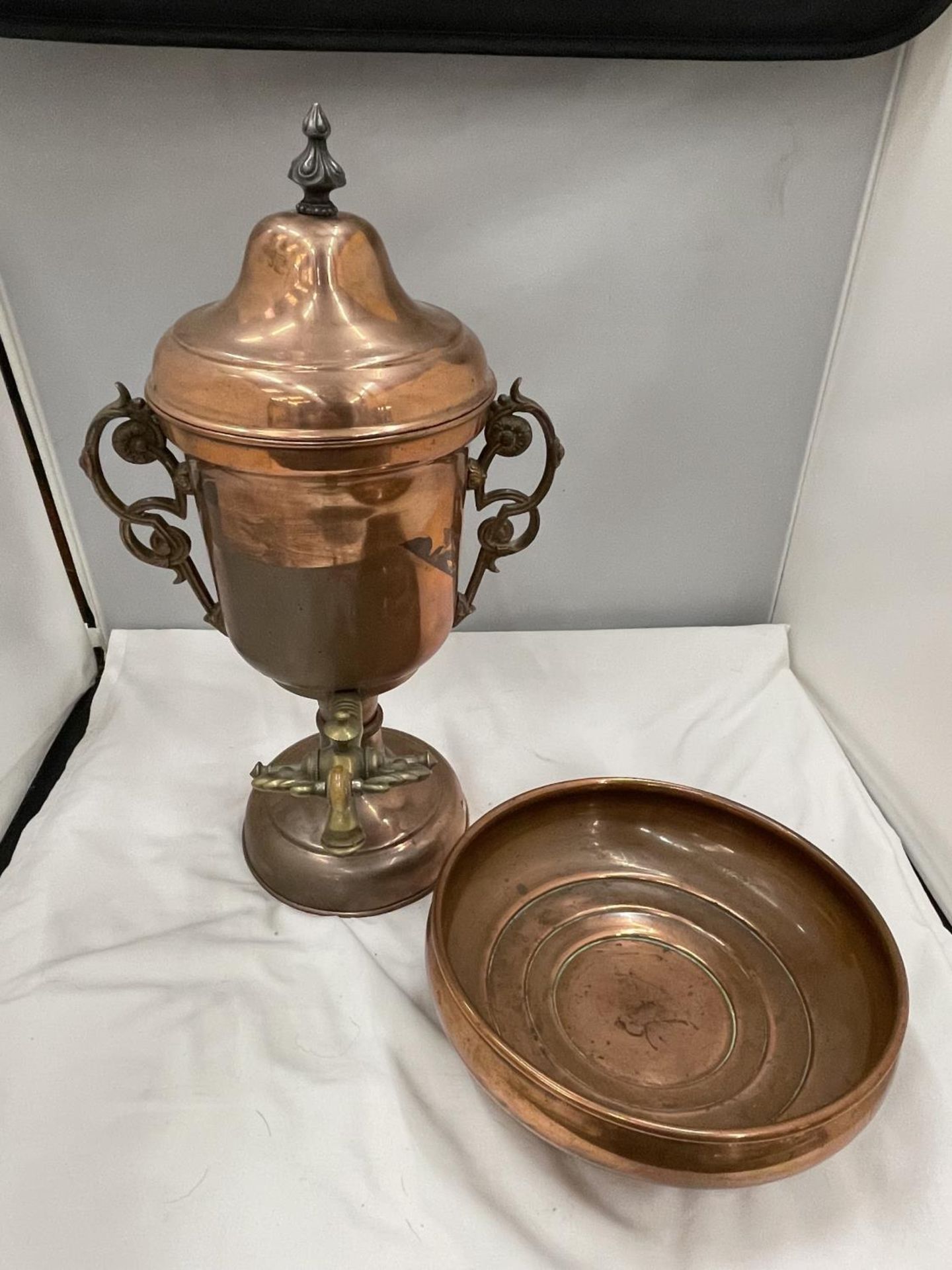 A VINTAGE COPPER AND BRASS URN WITH TAP AND A COPPER BOWL