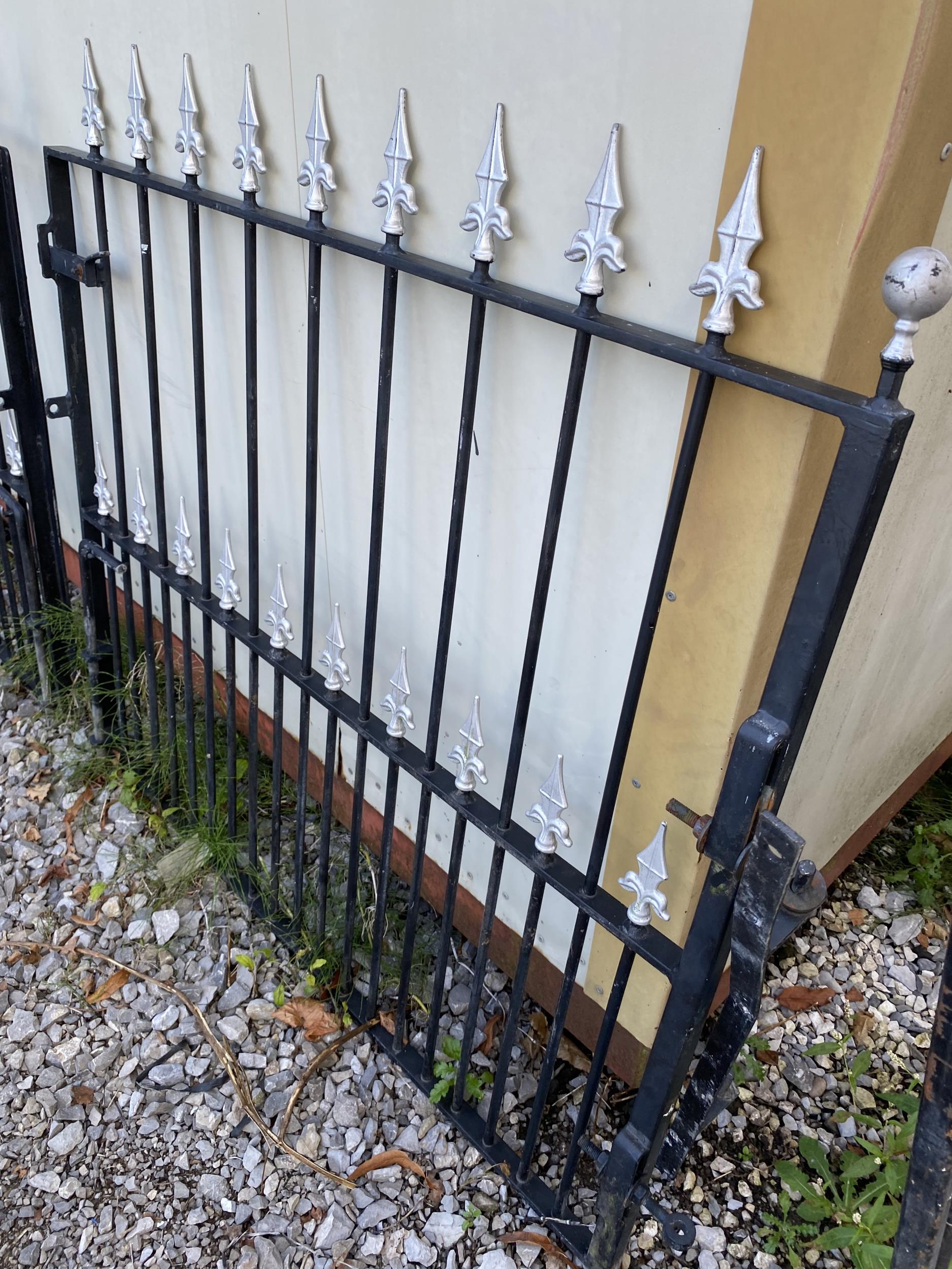 A PAIR OF WROUGHT IRON GARDEN GATES (L:7FT 3" H:3FT 9") - Bild 3 aus 3