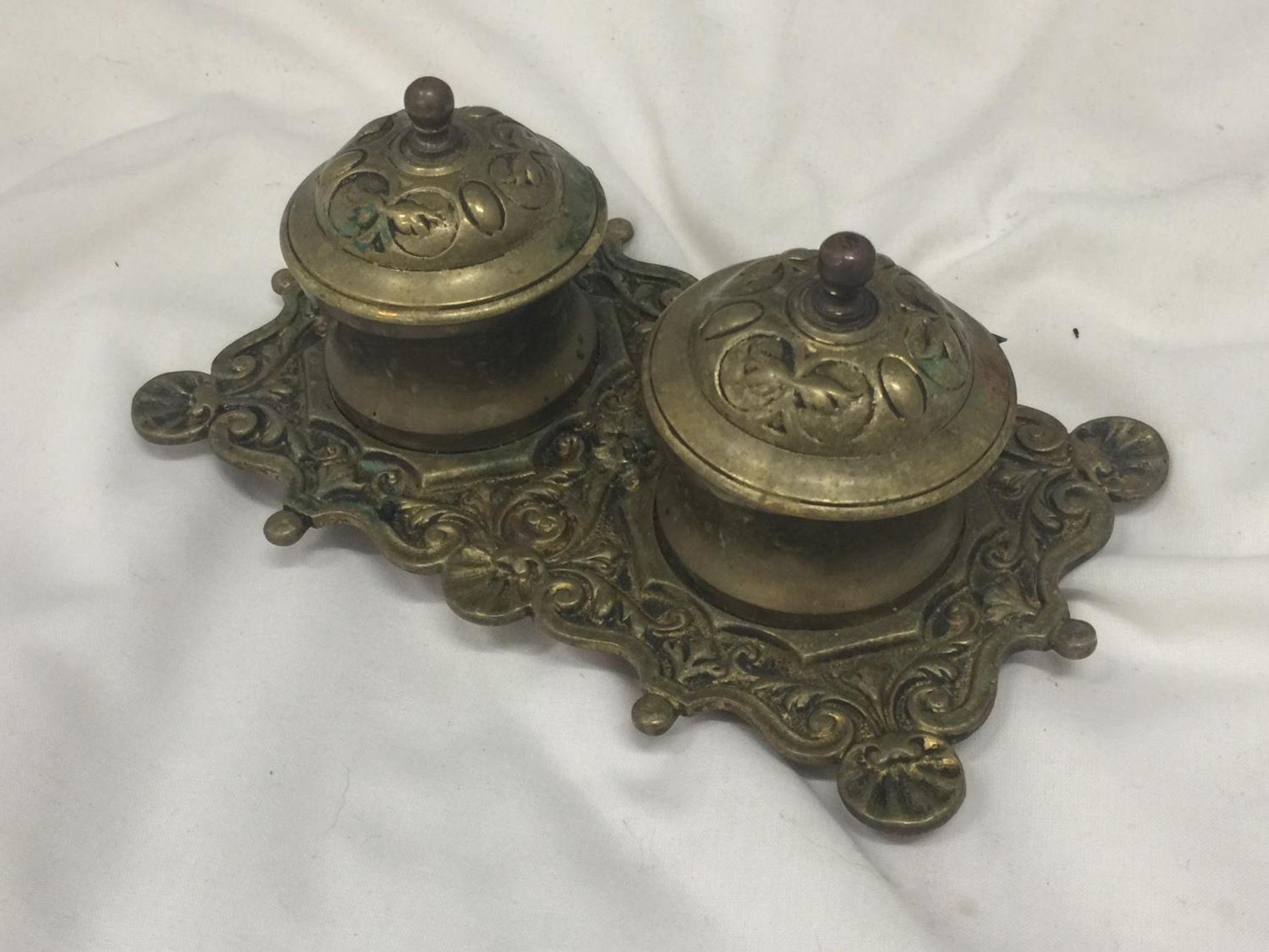 A VINTAGE BRASS INKWELL WITH ORNATE DECORATION INCLUDING ONE LINER - Image 2 of 4