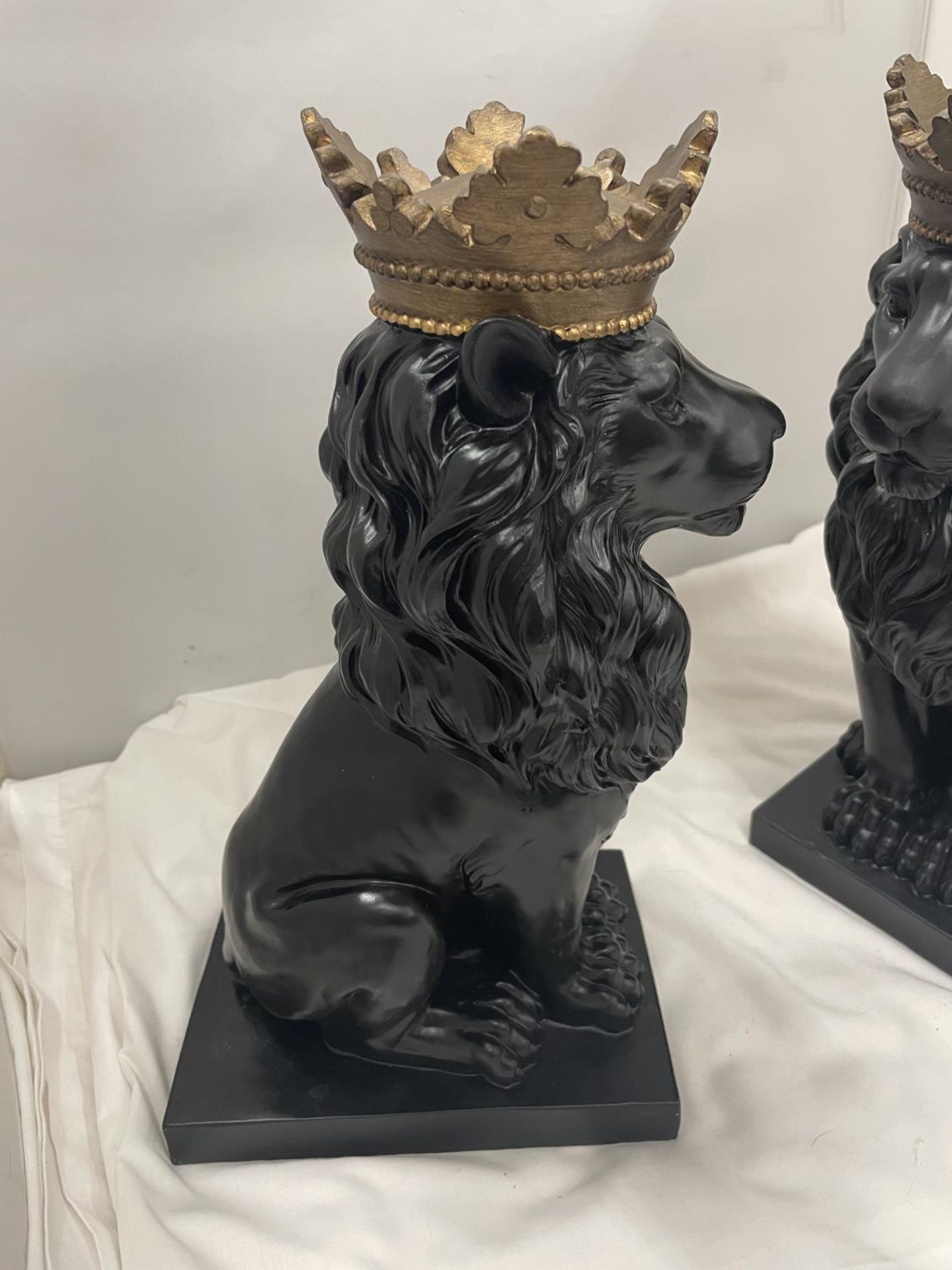 A LARGE PAIR OF DECORATIVE BLACK LIONS WITH GOLD CROWNS HEIGHT 36CM - Image 3 of 5