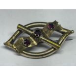 A PINCH BECK BROOCH