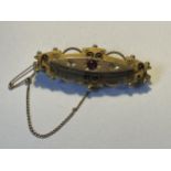 A 9 CARAT GOLD BROOCH WITH A RED STONE GROSS WEIGHT 5.11 GRAMS