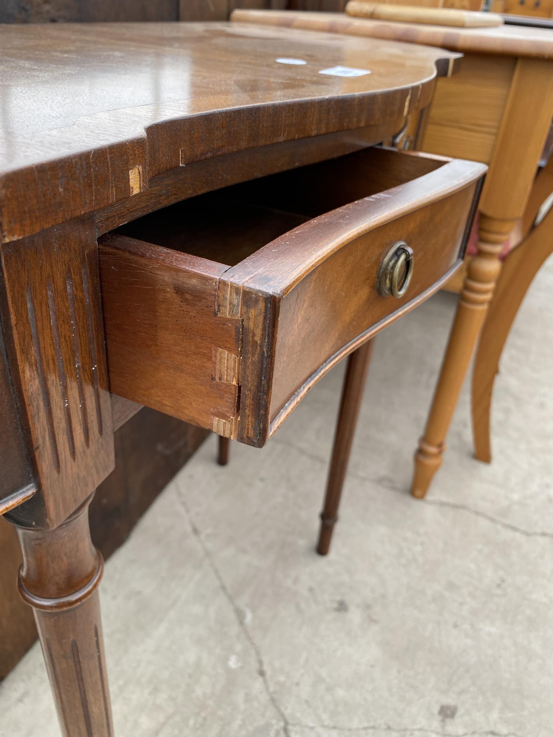 A REPRODUCTION MAHOGANY AND CROSSBAND SIDE TABLE WITH TWO DRAWERS 31" WIDE - Image 4 of 5