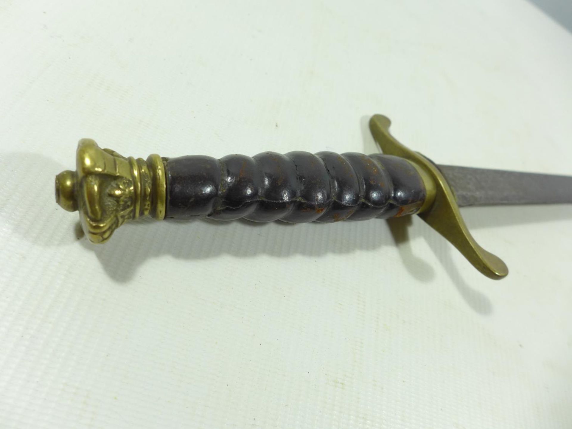 A 19TH CENTURY SHORT SWORD, 46CM BLADE, BRASS MOUNTS, LEATHER GRIP - Image 3 of 6