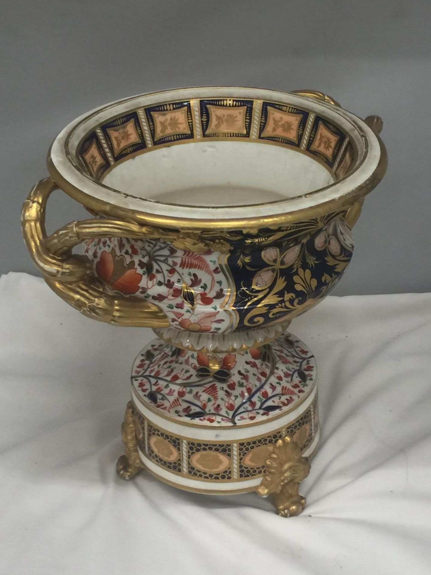 A MID 19TH CENTURY PORCELAIN CAMPANA SHAPED URN ON STAND WITH ELABORATE GILT DECORATION, HEIGHT 32CM - Image 3 of 4
