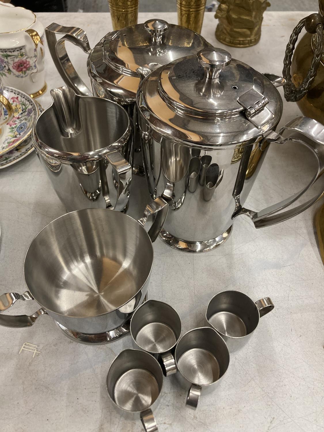 A STAINLESS STEEL TEASET TO INCLUDE A TEAPOT, HOT WATER JUG, SUGAR BOWL, CREAM JUG, SMALL MILK - Bild 3 aus 3