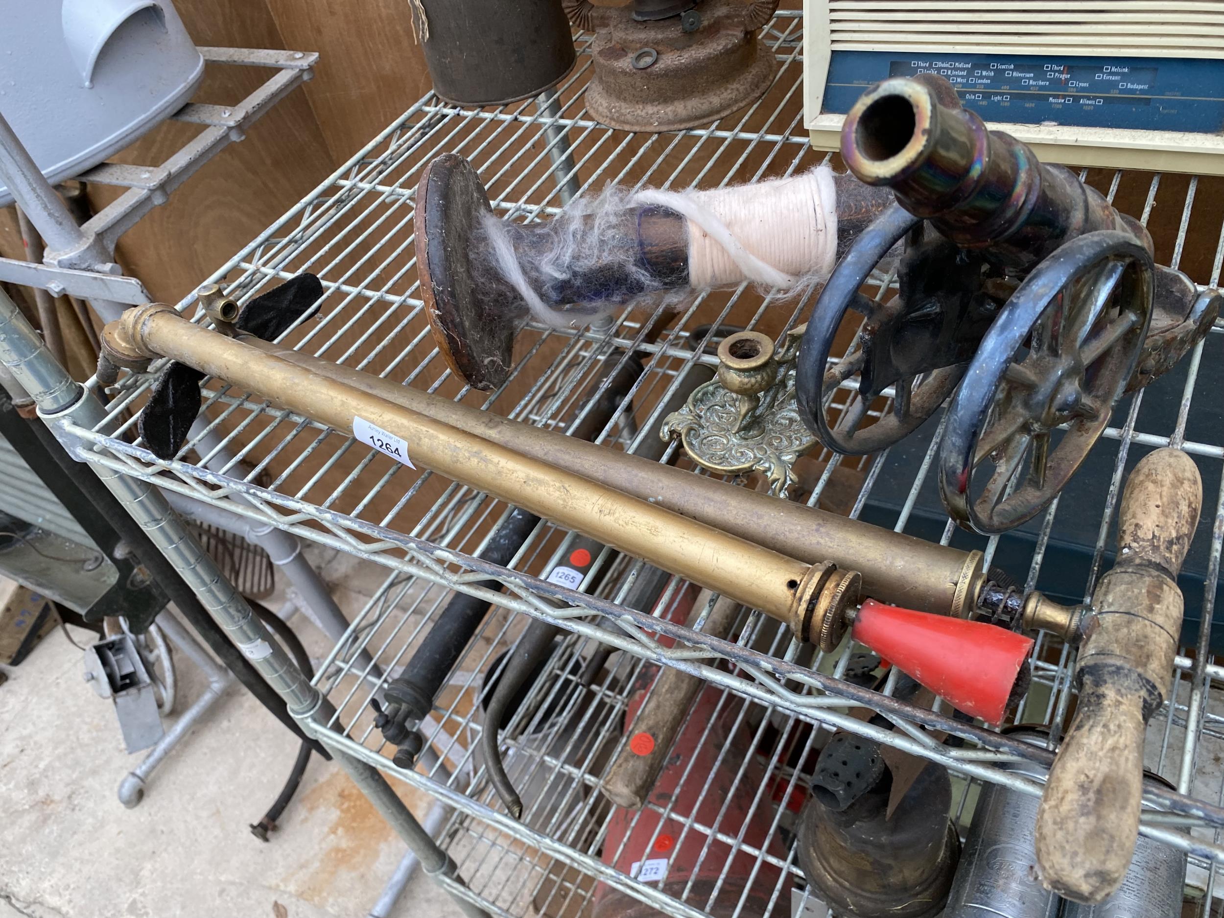 AN ASSORTMENT OF VINTAGE ITEMS TO INCLUDE A CANON AND BRASS GARDEN SPRAYERS ETC