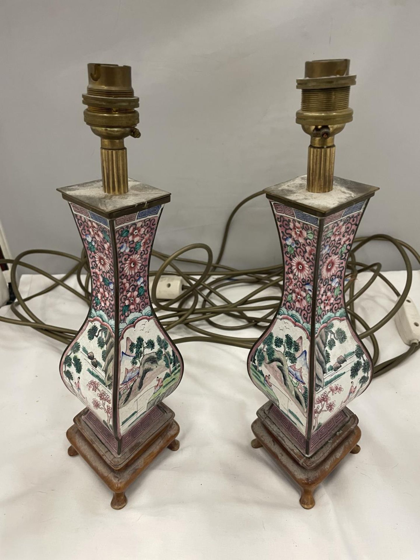 A PAIR OF UNUSUAL SHAPED ORIENTAL LAMPS PORCELAIN AND BRASS ON WOODEN BASE - Image 2 of 3