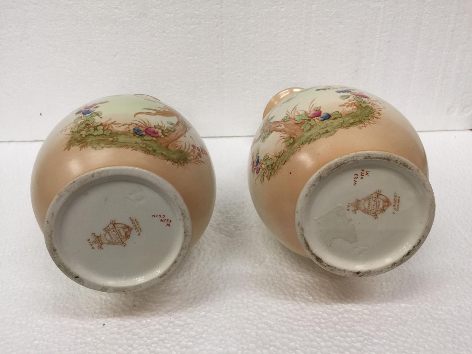 A PAIR OF VINTAGE CROWN DUCAL BLUSHWARE VASES WITH PHEASANT DESIGN - Image 5 of 5