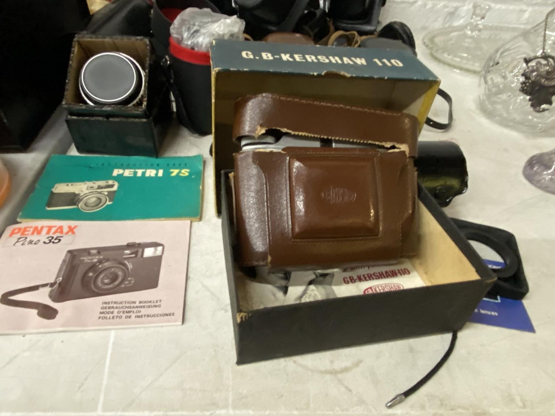 A QUANTITY OF VINTAGE CAMERAS TO INCLUDE A FUJICA ZENIT EM IN CASE, G B KERSHAW 110 IN ORIGINAL - Image 2 of 4