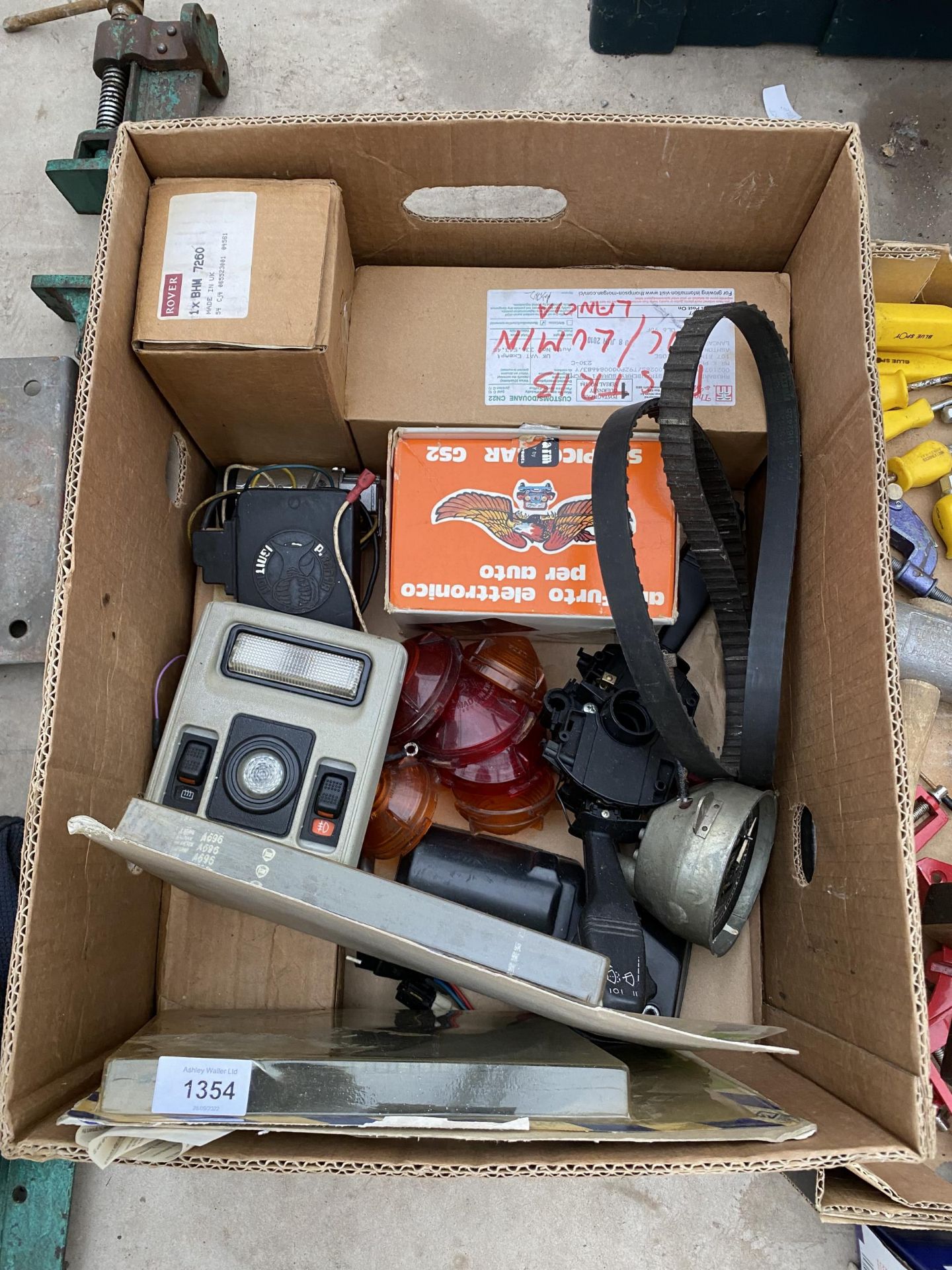 AN ASSORTMENT OF VINTAGE AUTOMOBILE SPARES TO INCLUDE LIGHTS AND A SPEEDOMETER ETC
