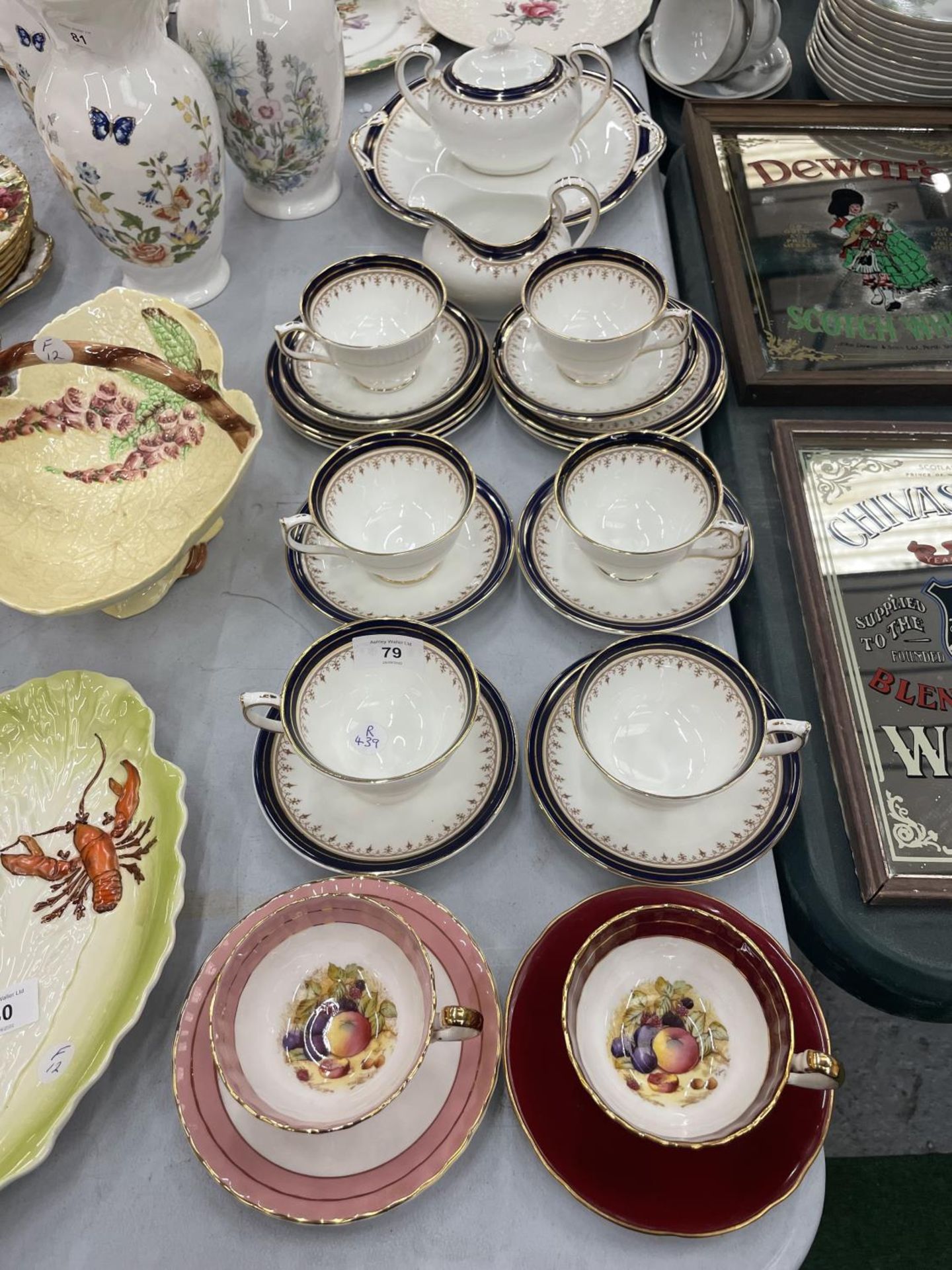 A QUANTITY OF AYNSLEY TEAWARE TO INCLUDE 'LEIGHTON' CUPS, SAUCERS, SIDE PLATES, CAKE PLATE SUGAR