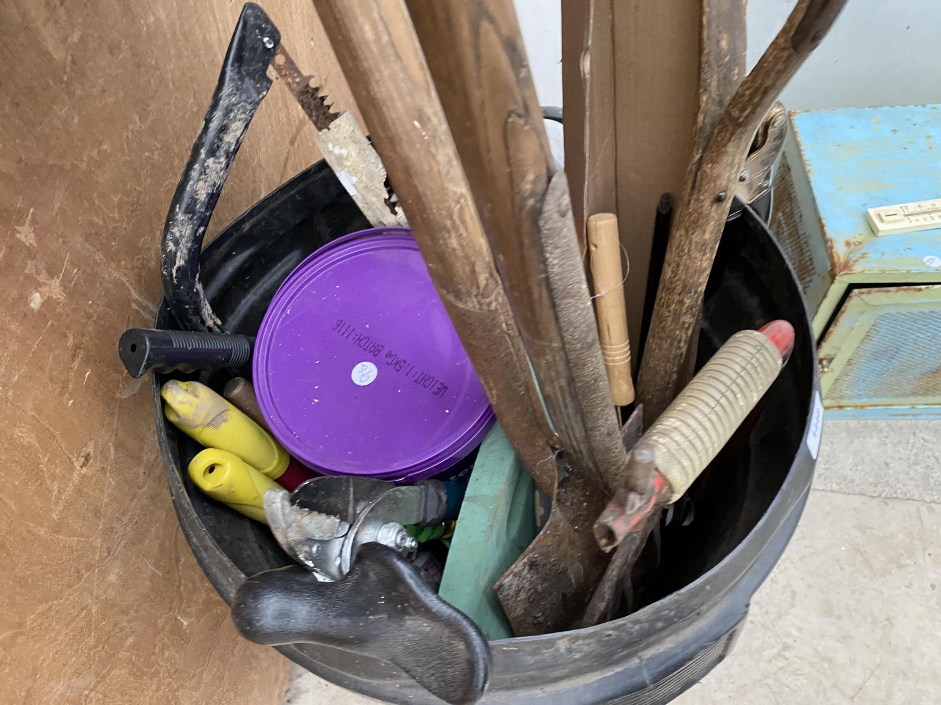 A DUSTBIN CONTAINING A LARGE QUANTITY OF TOOLS TO INCLUDE SAWS AND SPADES ETC - Image 2 of 4