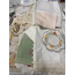 A QUANTITY OF VINTAGE TABLEWARE TO INCLUDE LACE, LINEN, ETC, TABLECLOTHS, NAPKINS, COASTERS, ETC