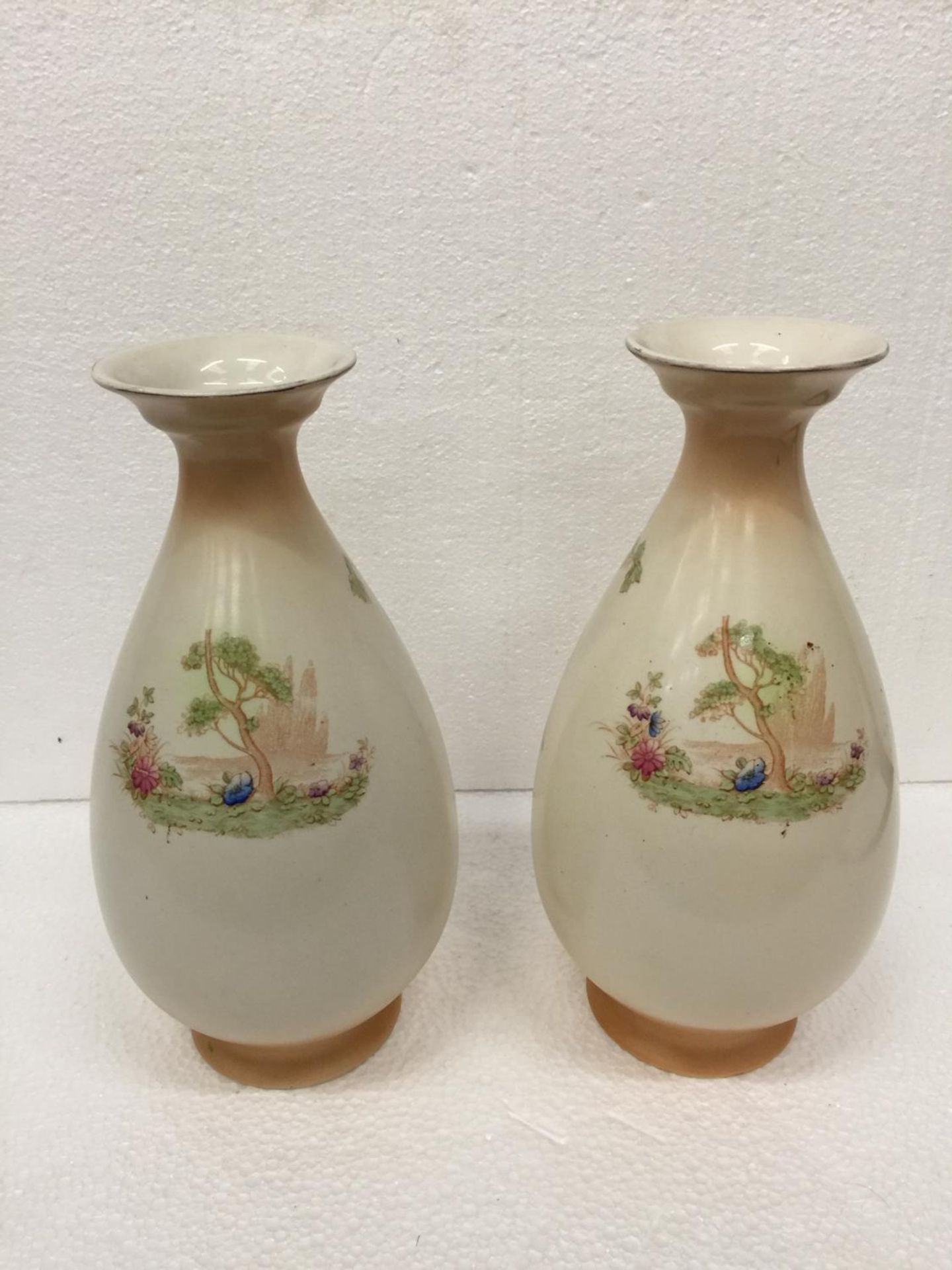 A PAIR OF VINTAGE CROWN DUCAL BLUSHWARE VASES WITH PHEASANT DESIGN - Image 3 of 5