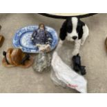 AN ASSORTMENT OF ITEMS TO INCLUDE A LEONARDO COLLECTION DOG, A BLUE AND WHIT CERAMIC PLATE AND DOG