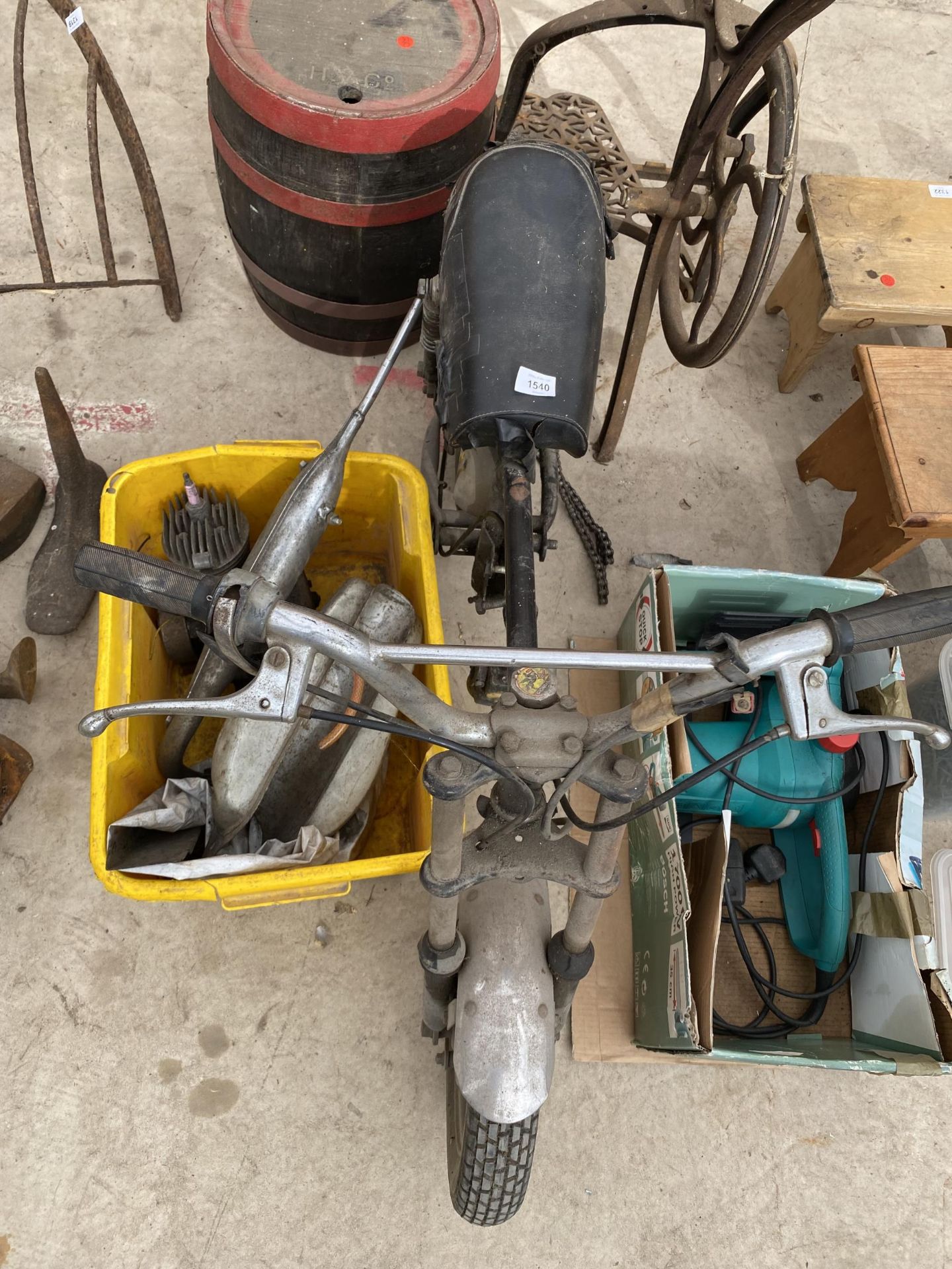 A SMALL MOTORBIKE AND SPARE PARTS FOR RESTORATION - Image 5 of 6