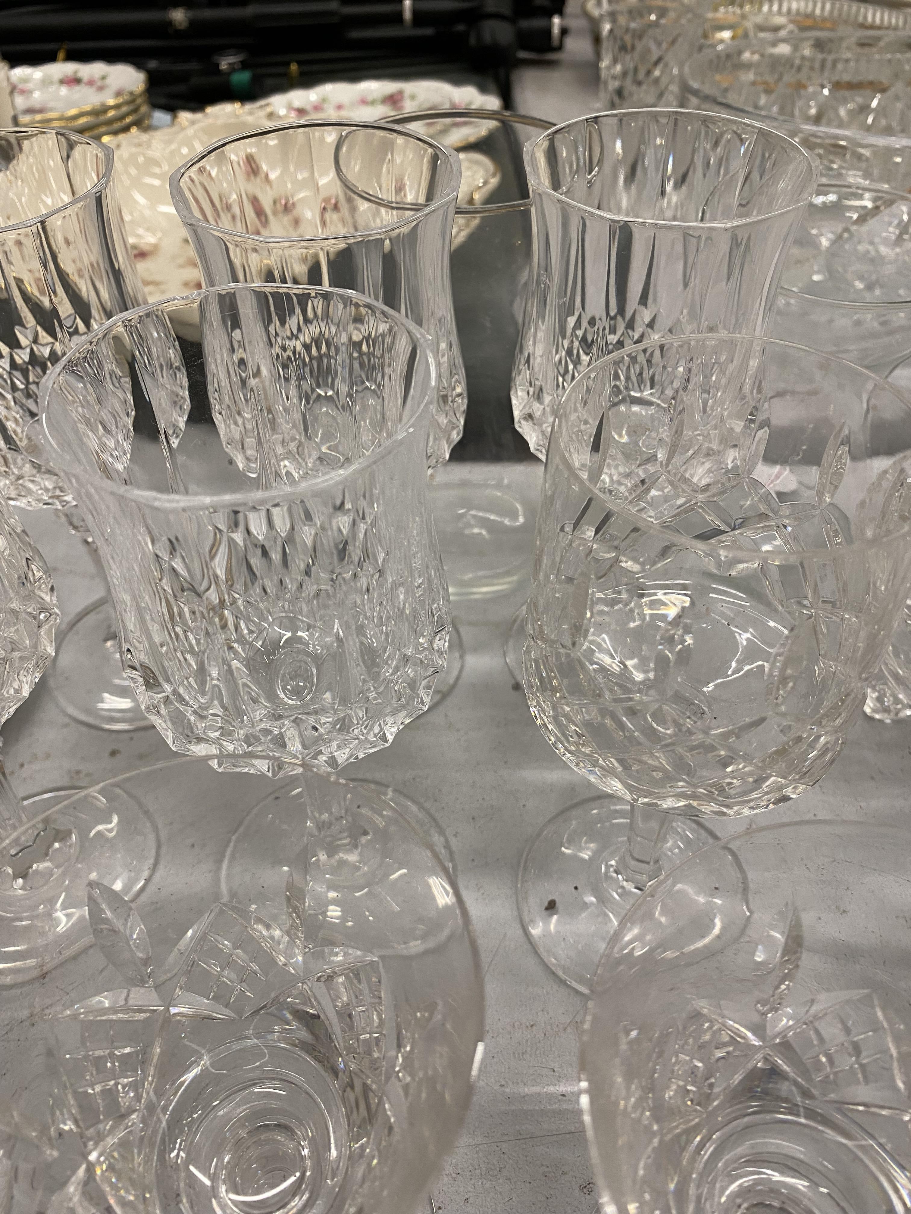 VARIDISHES ETCOUS ITEMS OF GLASSWARE TO INCLUDE GLASSES, DISHES ETC - Image 6 of 8
