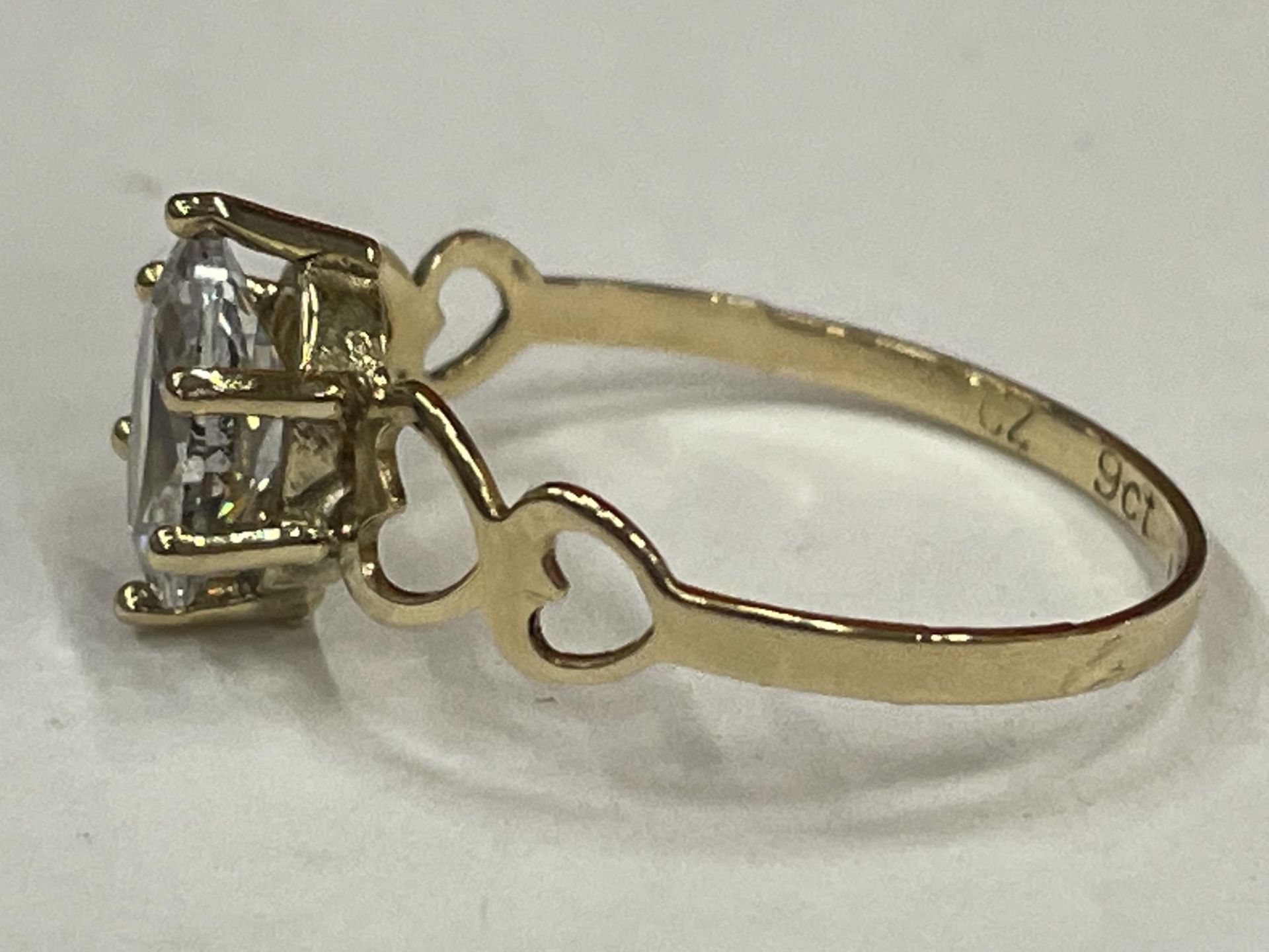 A HALLMARKED 9CT GOLD RING WITH A CUBIC ZIRCONIA STONE SIZE O IN A PRESENTATION BOX - Image 2 of 4