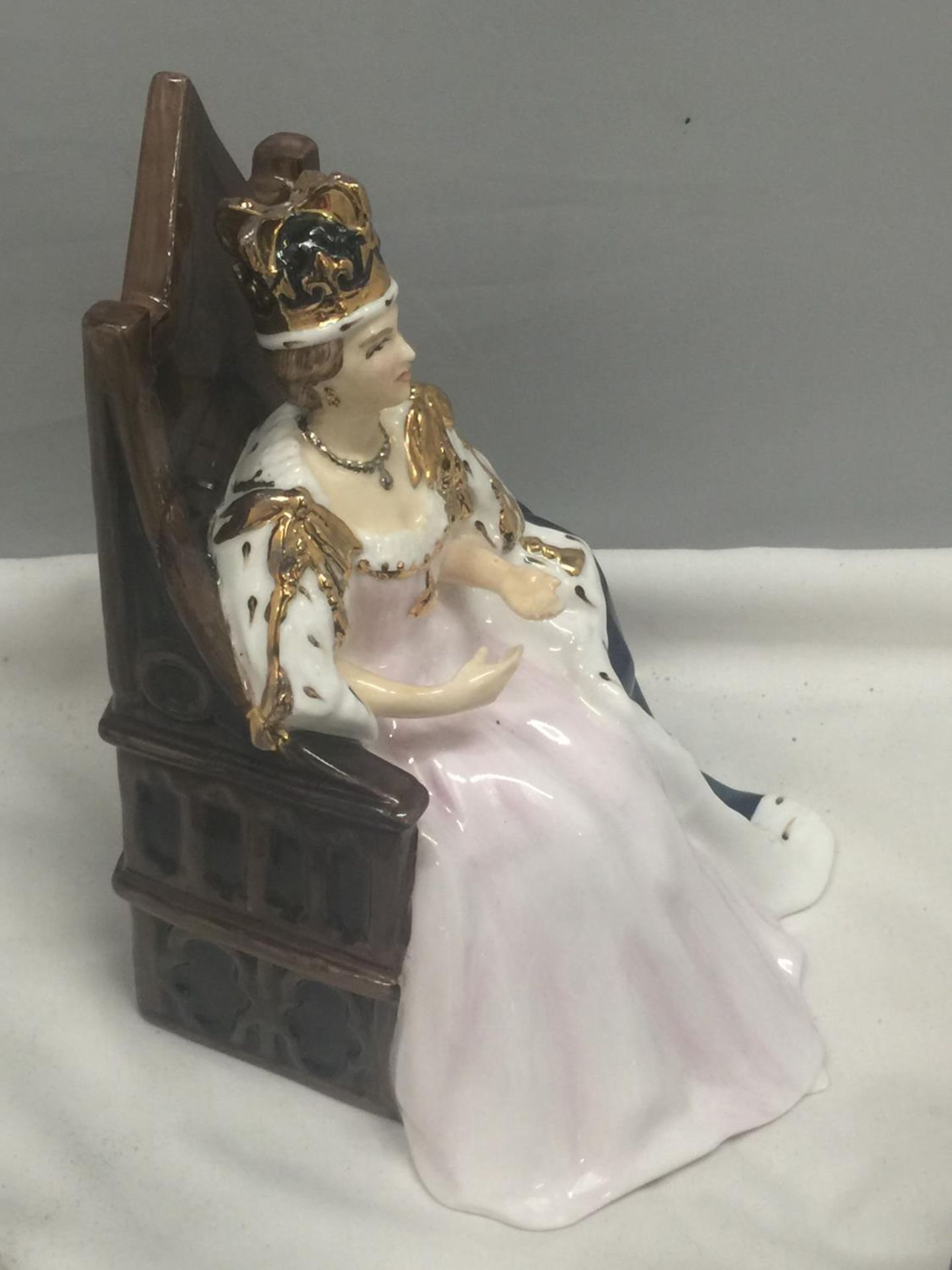 A QUANTITY OF FIGURINES, MOSTLY ROYAL DOULTON, TO INCLUDE PIROUETTE, THE QUEEN, ETC - ALL A/F - Image 5 of 13