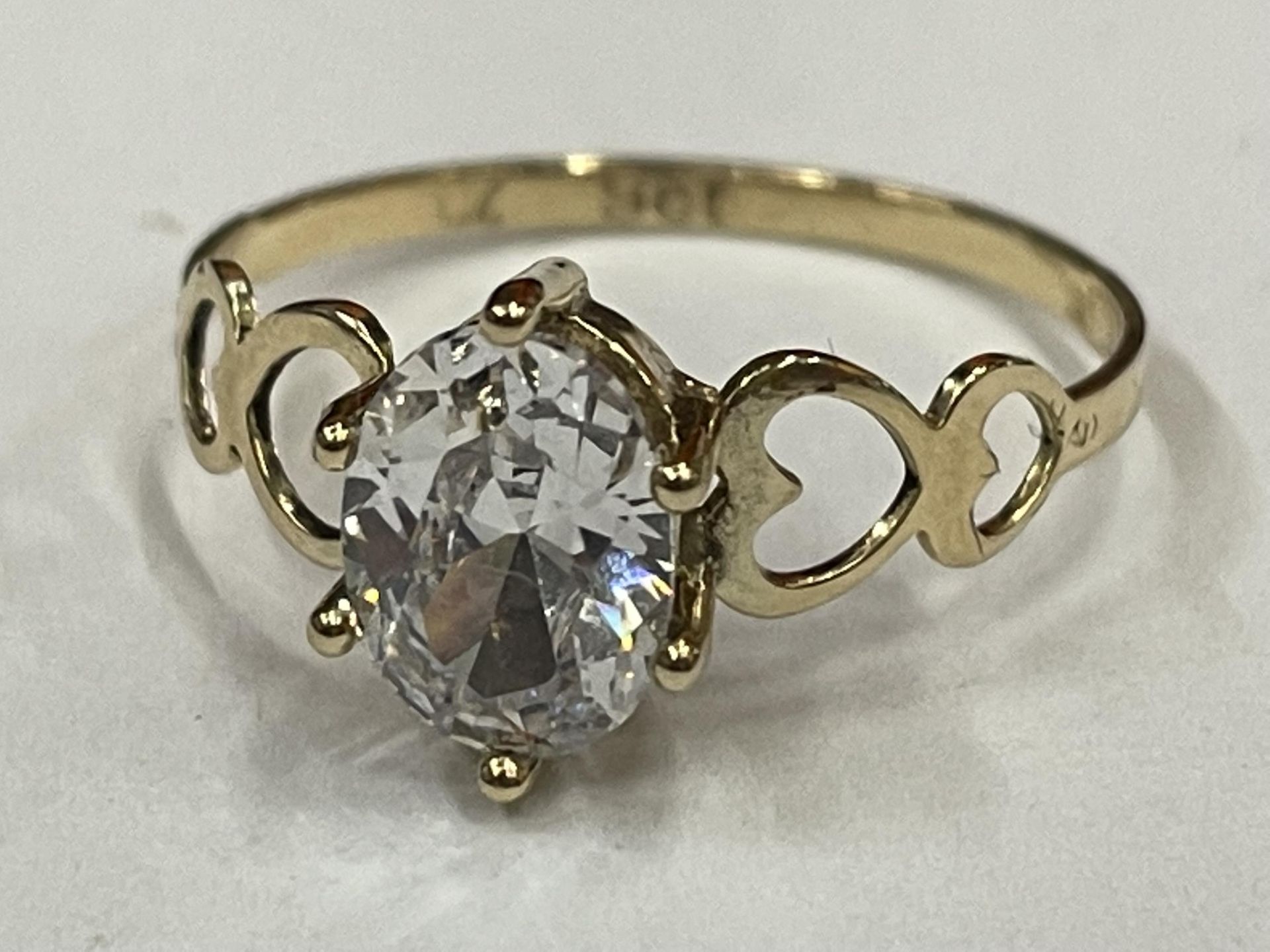 A HALLMARKED 9CT GOLD RING WITH A CUBIC ZIRCONIA STONE SIZE O IN A PRESENTATION BOX