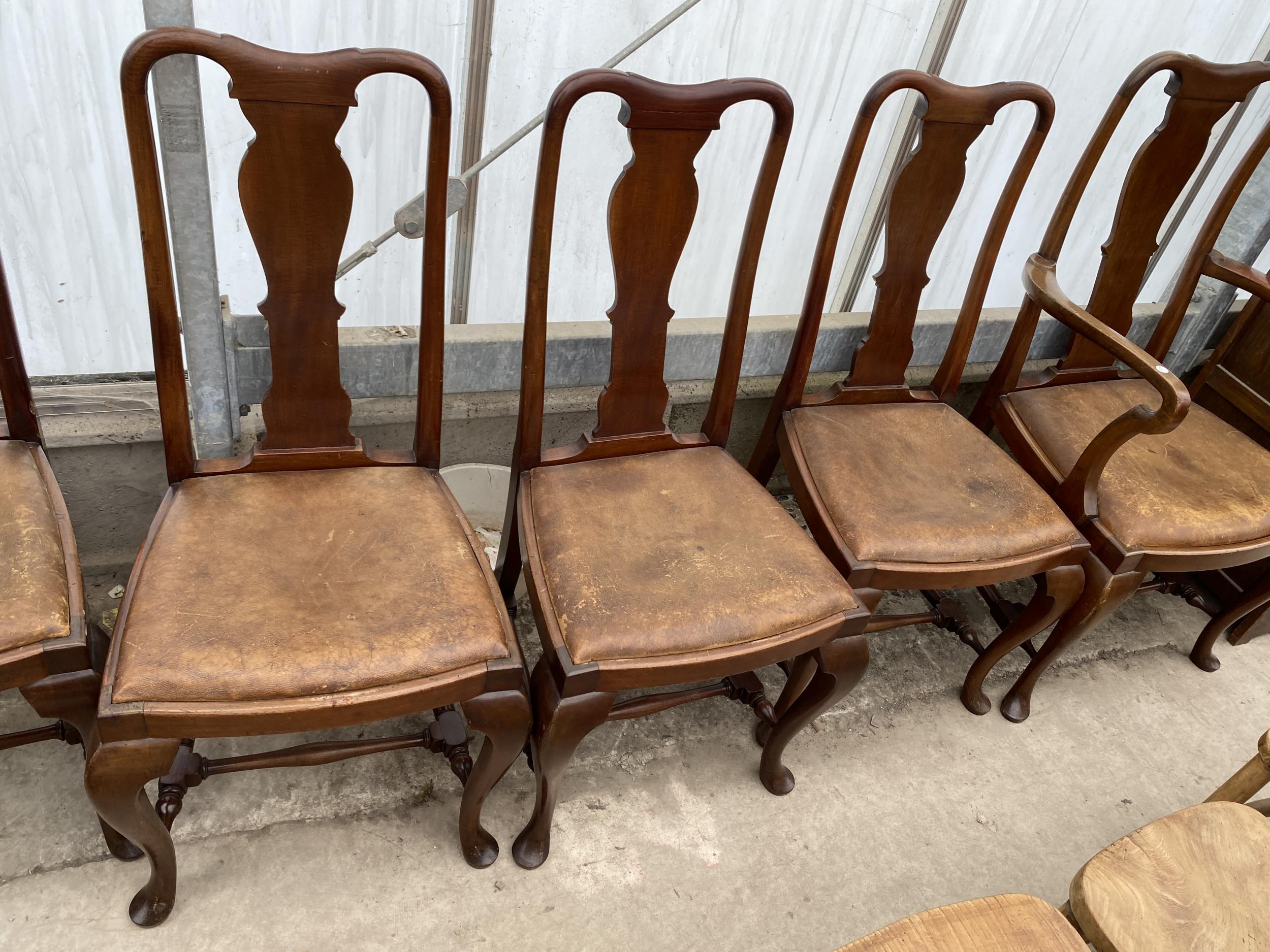 A SET OF SIX EDWARDIAN DINING CHAIRS IN THE QUEEN ANNE STYLE ON CABRIOLE LEGS TWO BEING CARVERS - Image 3 of 4