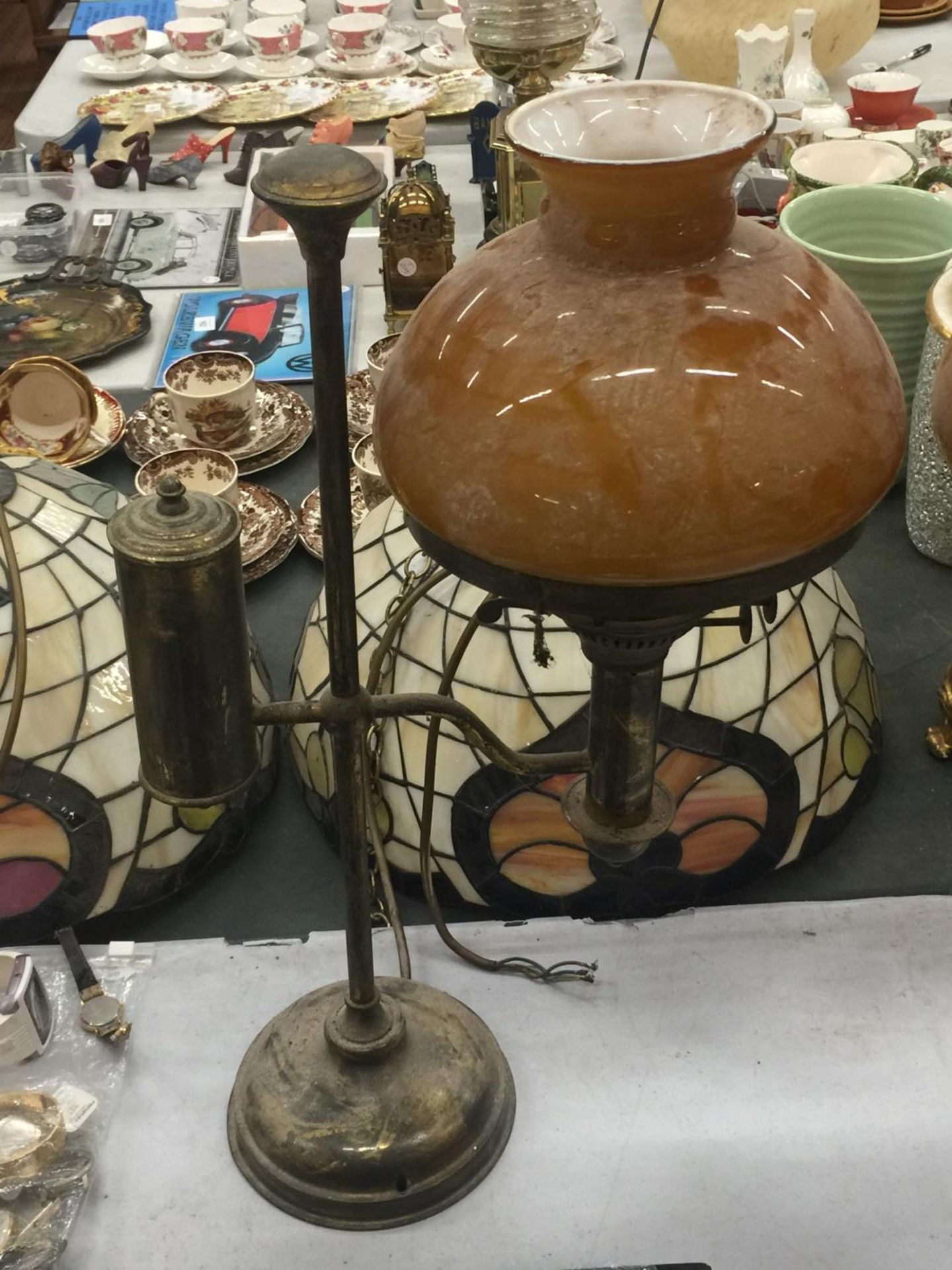 A PAIR OF VINTAGE BRASS OIL LAMPS WITH AMBER GLASS SHADES CONVERTED TO ELECTRICITY - WILL NEED - Image 2 of 9