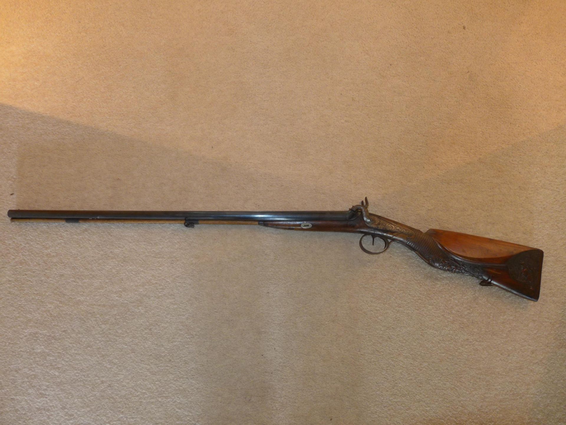A GOOD QUALITY 14MM PERCUSSION CAP SIDE BY SIDE SHOTGUN, BLUED 70CM DAMASCUS BARRELS, THE RIB WITH - Image 2 of 14