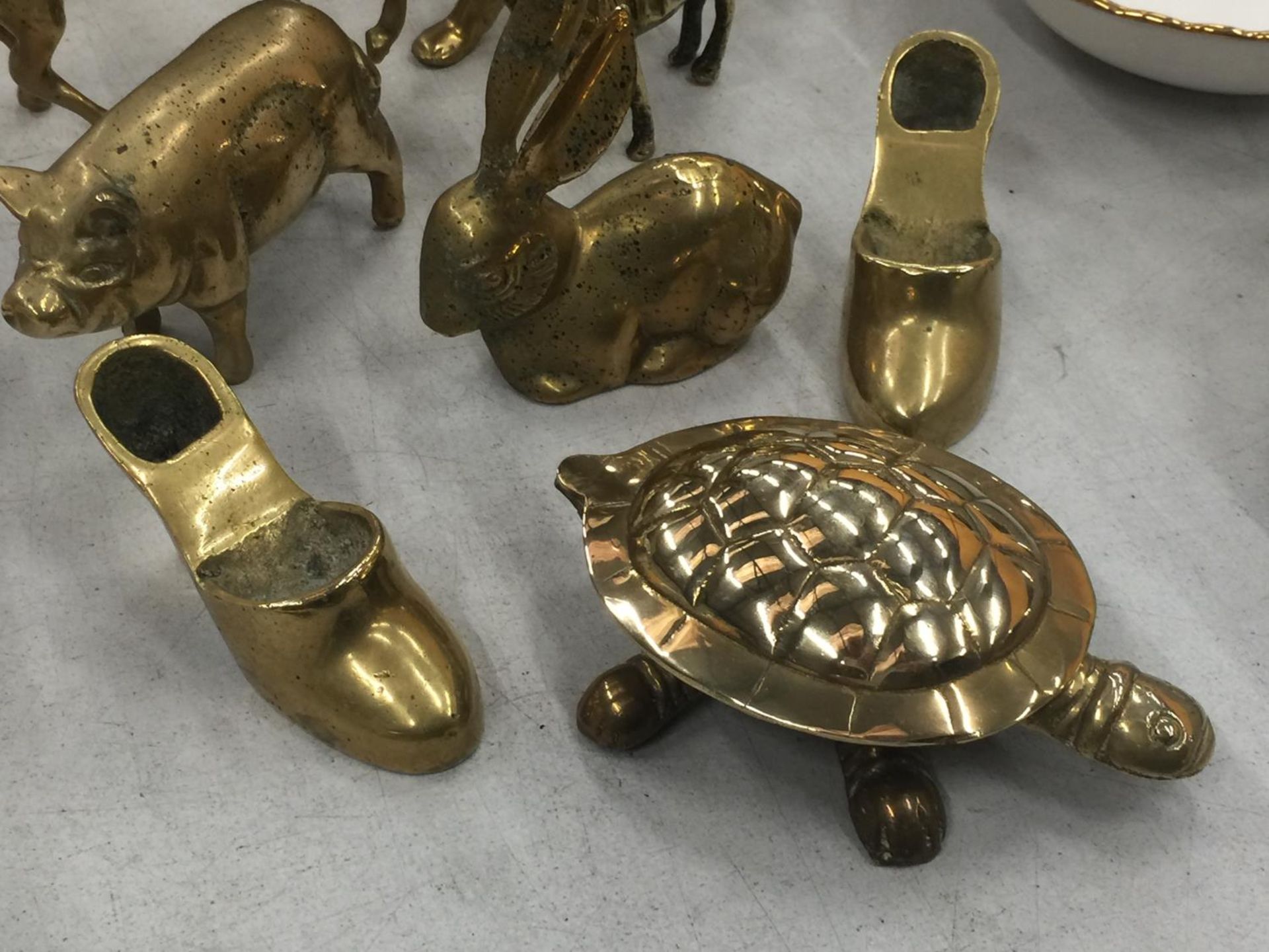 A QUANTITY OF BRASS ITEMS TO INCLUDE ANIMAL FIGURES, SHOES, ETC - Image 2 of 5