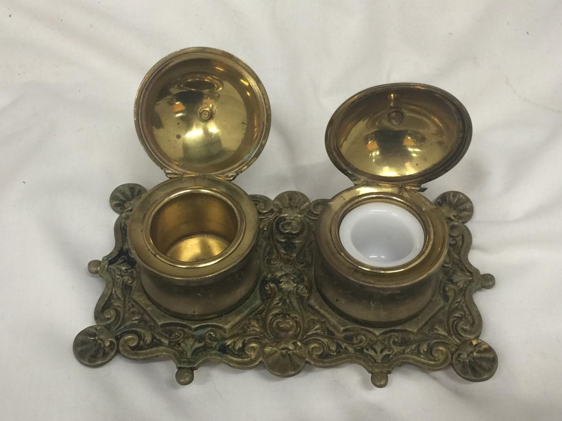 A VINTAGE BRASS INKWELL WITH ORNATE DECORATION INCLUDING ONE LINER - Image 4 of 4