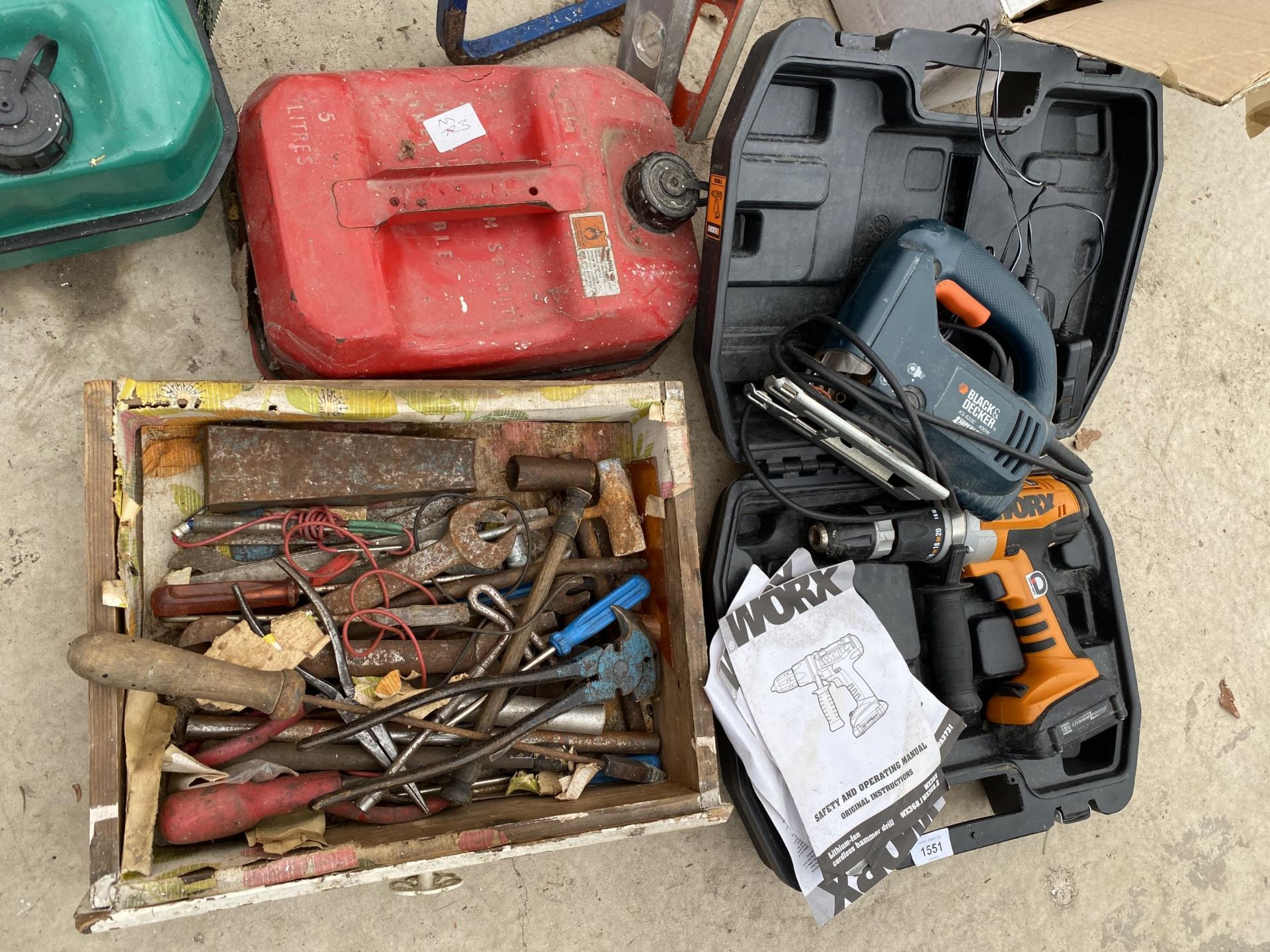 AN ASSORTMENT OF TOOLS TO INCLUDE A TROLLEY, A BLACK AND DECKER JIGSAW AND TWO PETROL CANS ETC - Image 3 of 5