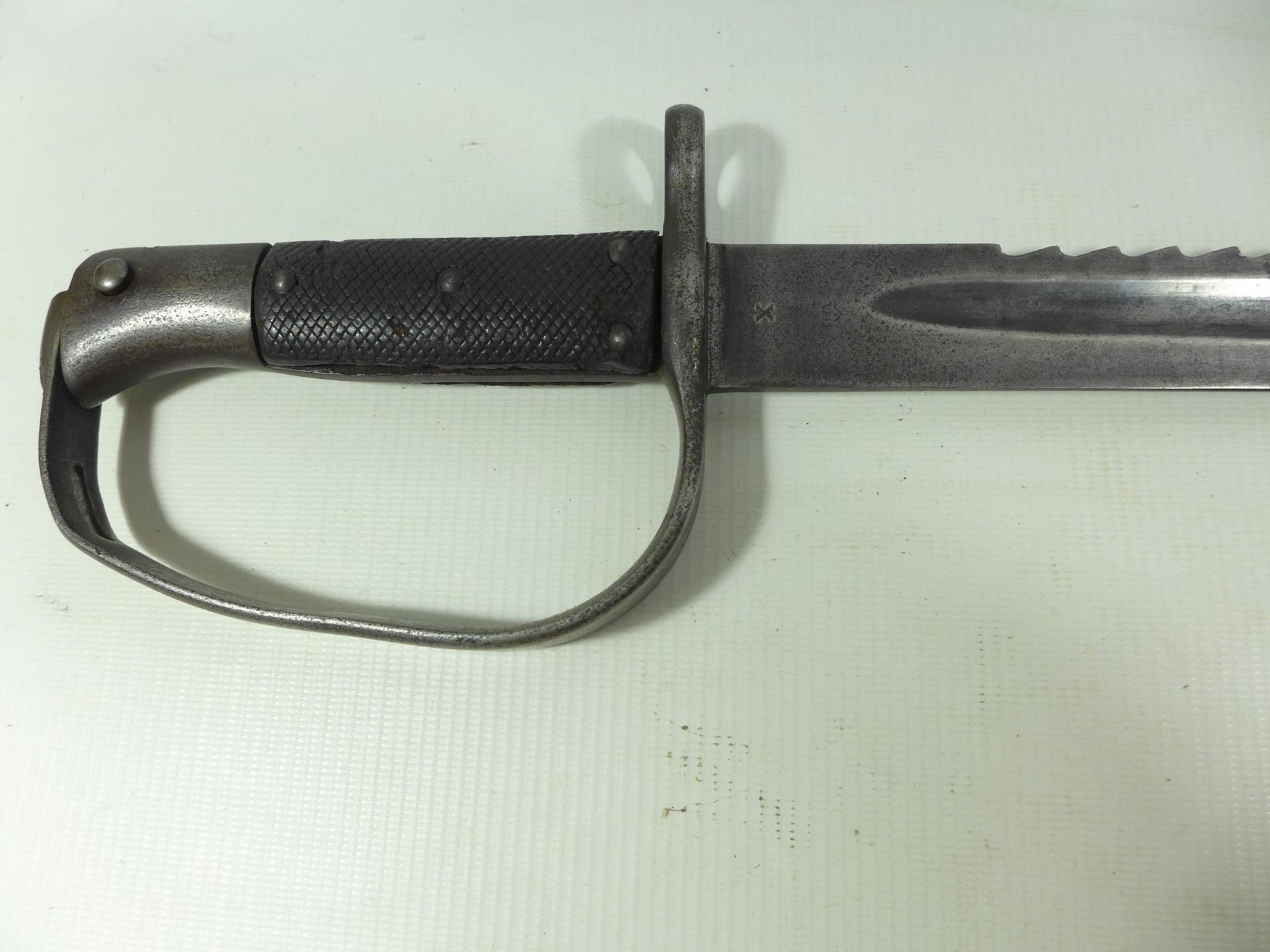 A LATE 19TH/EARLY 20TH CENTURY SAWBACK BAYONET FOR A MARTINI HENRY CARBINE, 65CM BLADE - Image 2 of 9