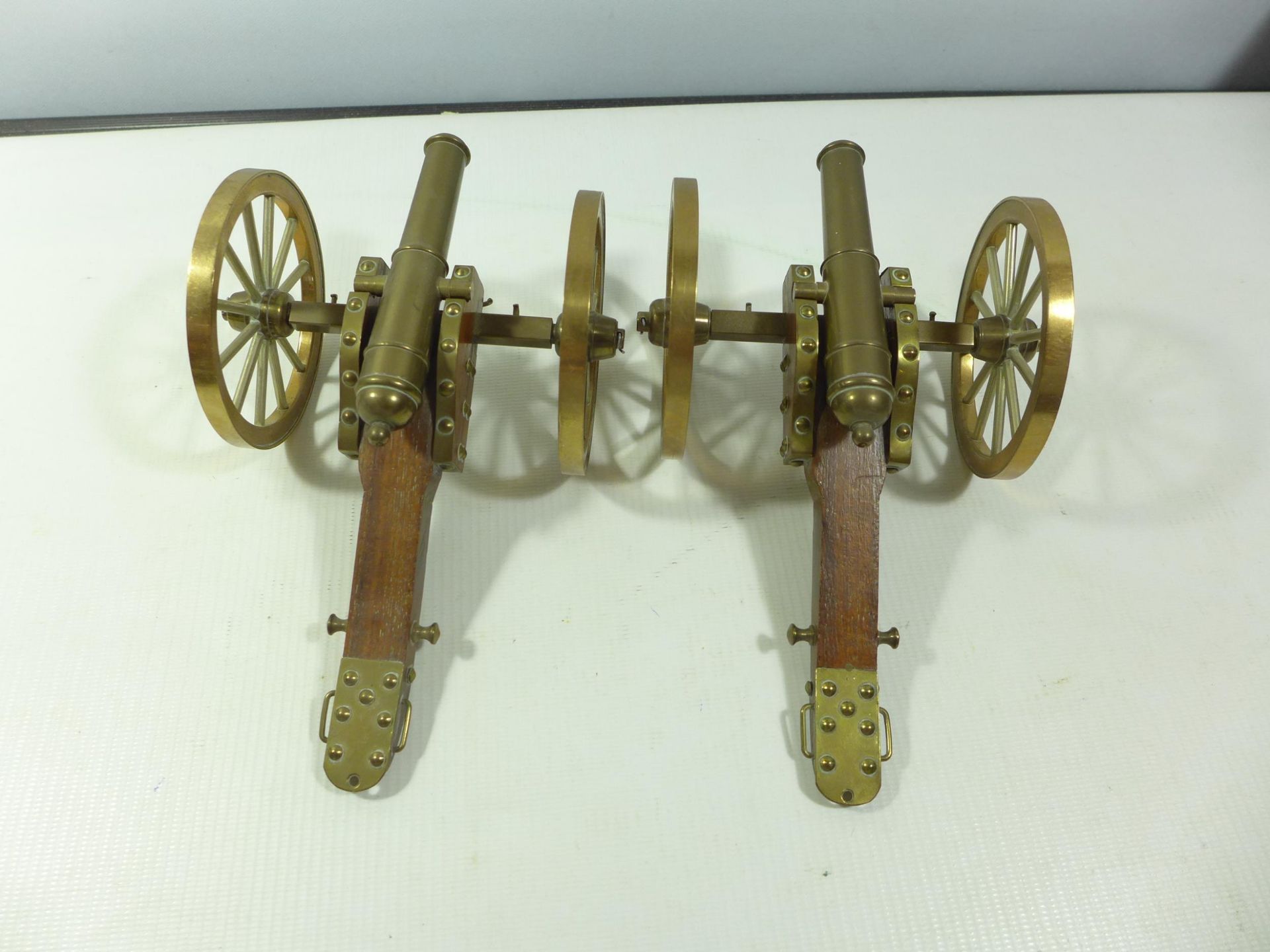 A PAIR OF 20TH CENTURY NAPOLEONIC WAR MODEL CANNONS ON WOOD CARRIAGES, 11CM BARRELS - Image 2 of 4