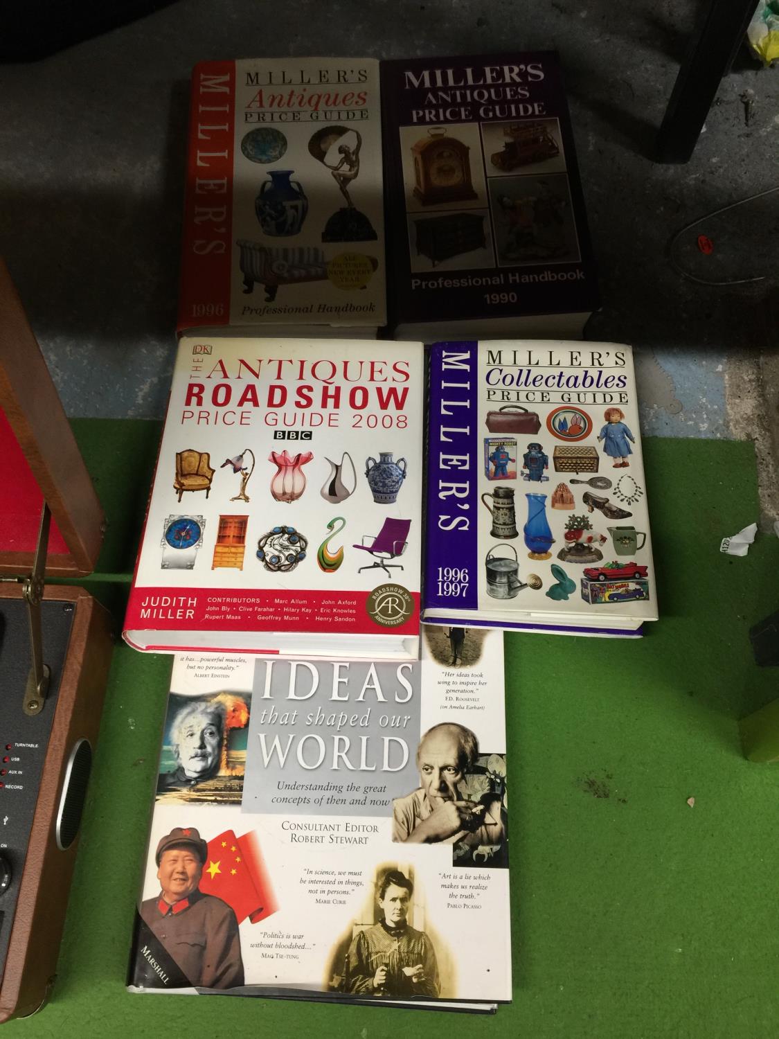 A QUANTITY OF COLLECTOR'S BOOKS TO INCLUDE MILLER'S ANTIQUE'S PRICE GUIDE, ANTIQUES ROADSHOW PRICE