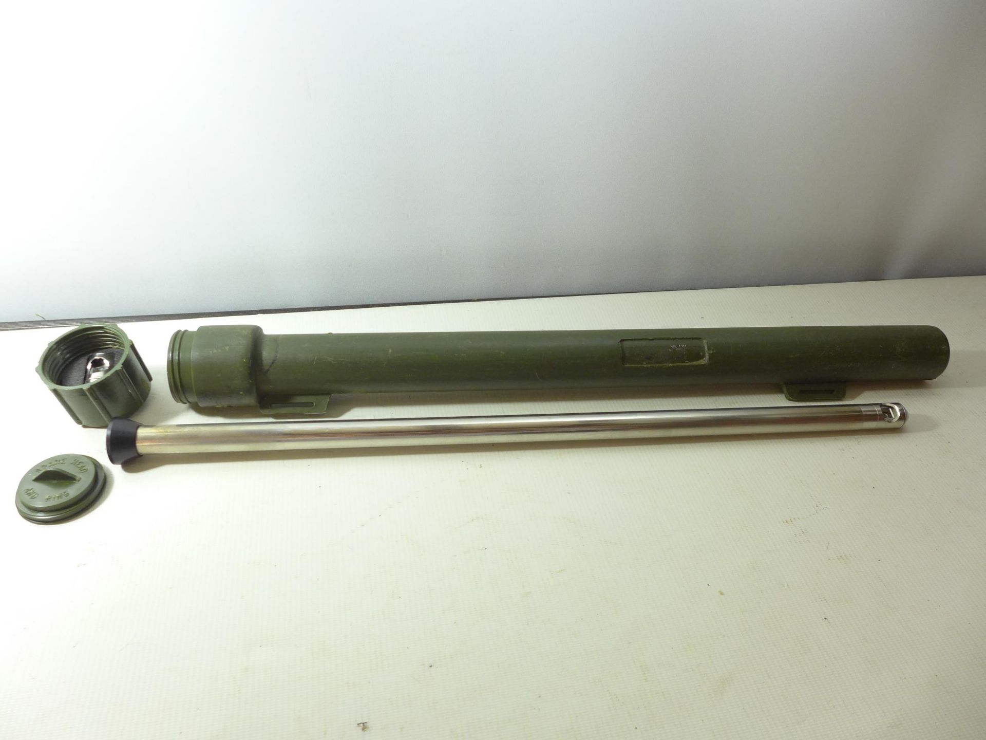 A MILITARY GOOD QUALITY GUN BARREL EXAMINATION PERISCOPE IN CASE WITH SPARE HEAD, LENGTH 55CM