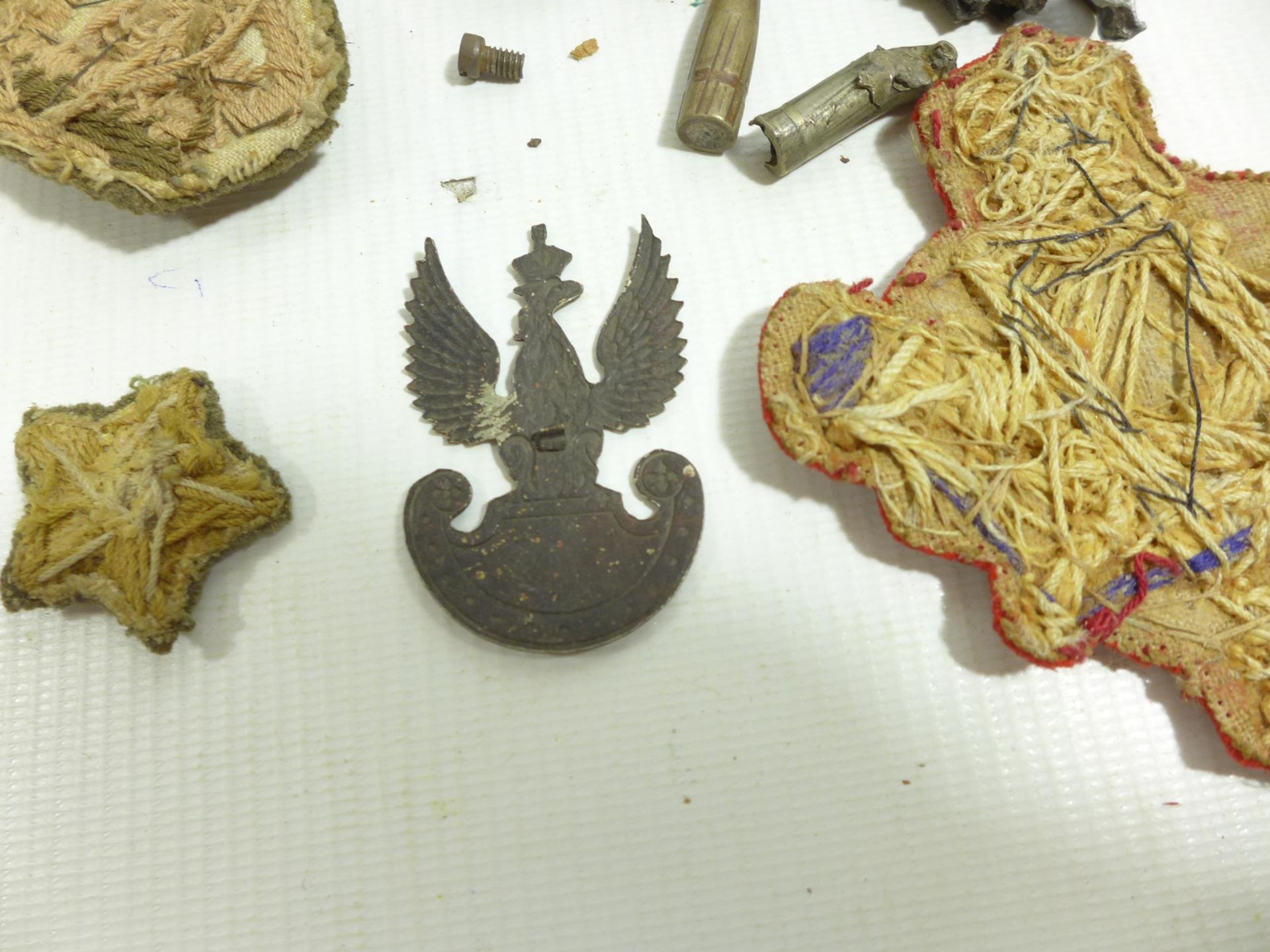 A BOER WAR PERIOD BOX CONTAINING NUMEROUS WORLD WAR I AND WORLD WAR II BADGES TO INCLUDE POLISH ARMY - Image 7 of 8