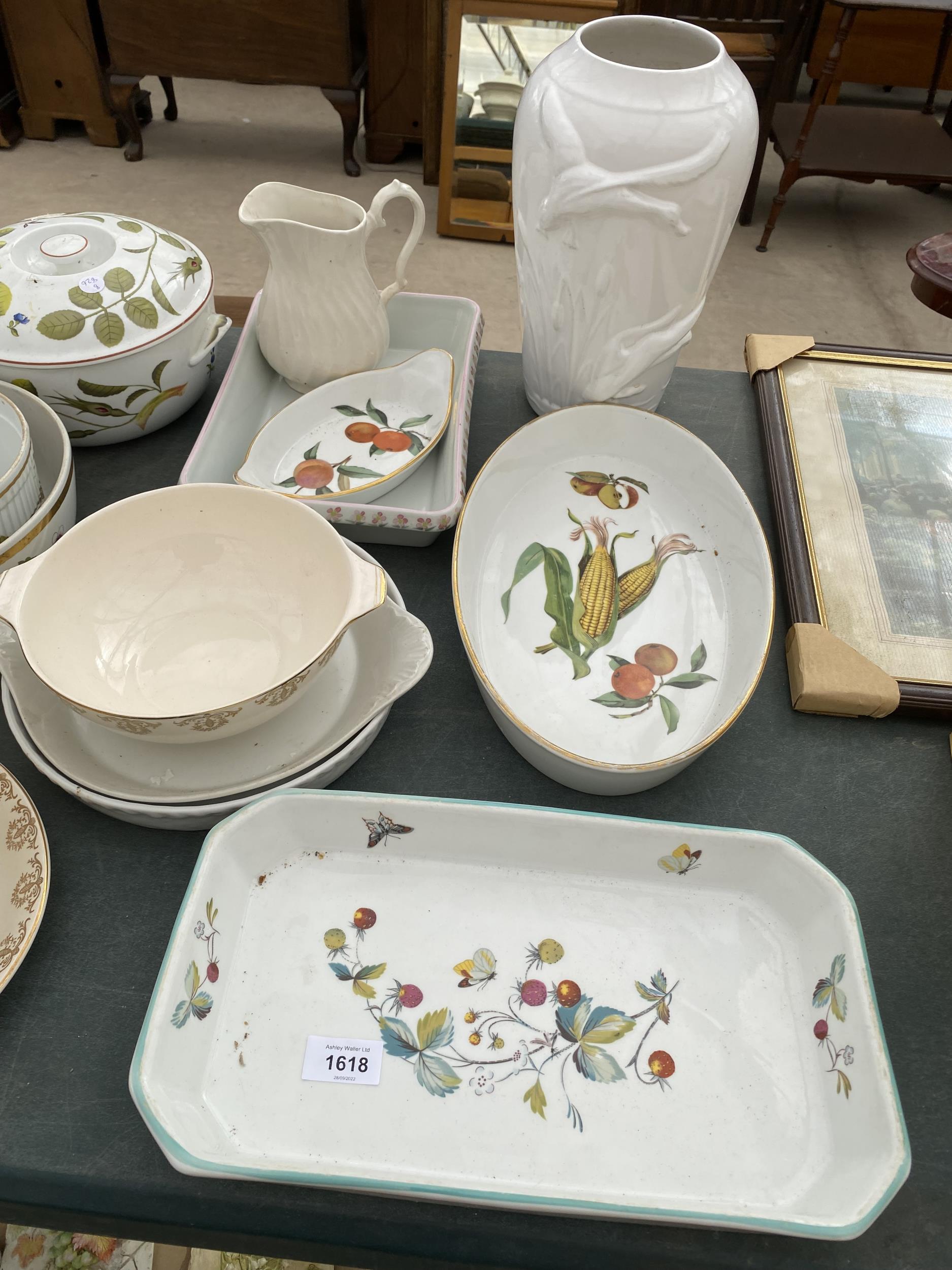 A LARGE ASSORTMENT OF CERAMIC ITEMS TO INCLUDE ROYAL WORCESTER DISHES AND TUREENS ETC - Bild 2 aus 4